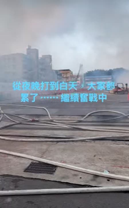 北市大安區樂業街與嘉興街口工地地下室昨晚發生火警,逾百名逾百名警消人員趕赴現場灌救,民眾黨議員兼義消的張志豪也投入支援到天亮。(翻攝自FB@台北市議員 張志豪)