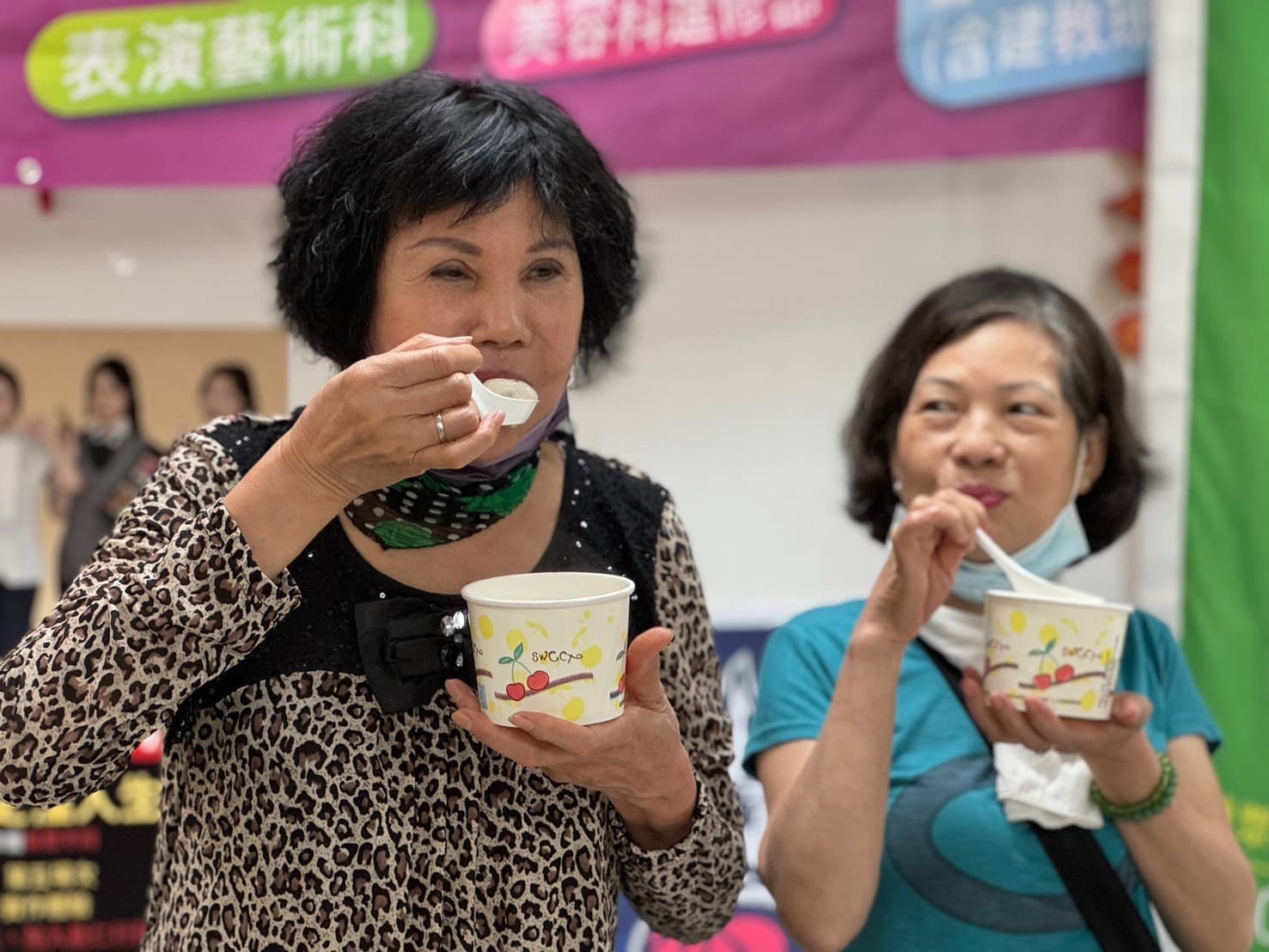 院民及家屬幸福地享用著元宵。(創世基金會提供)