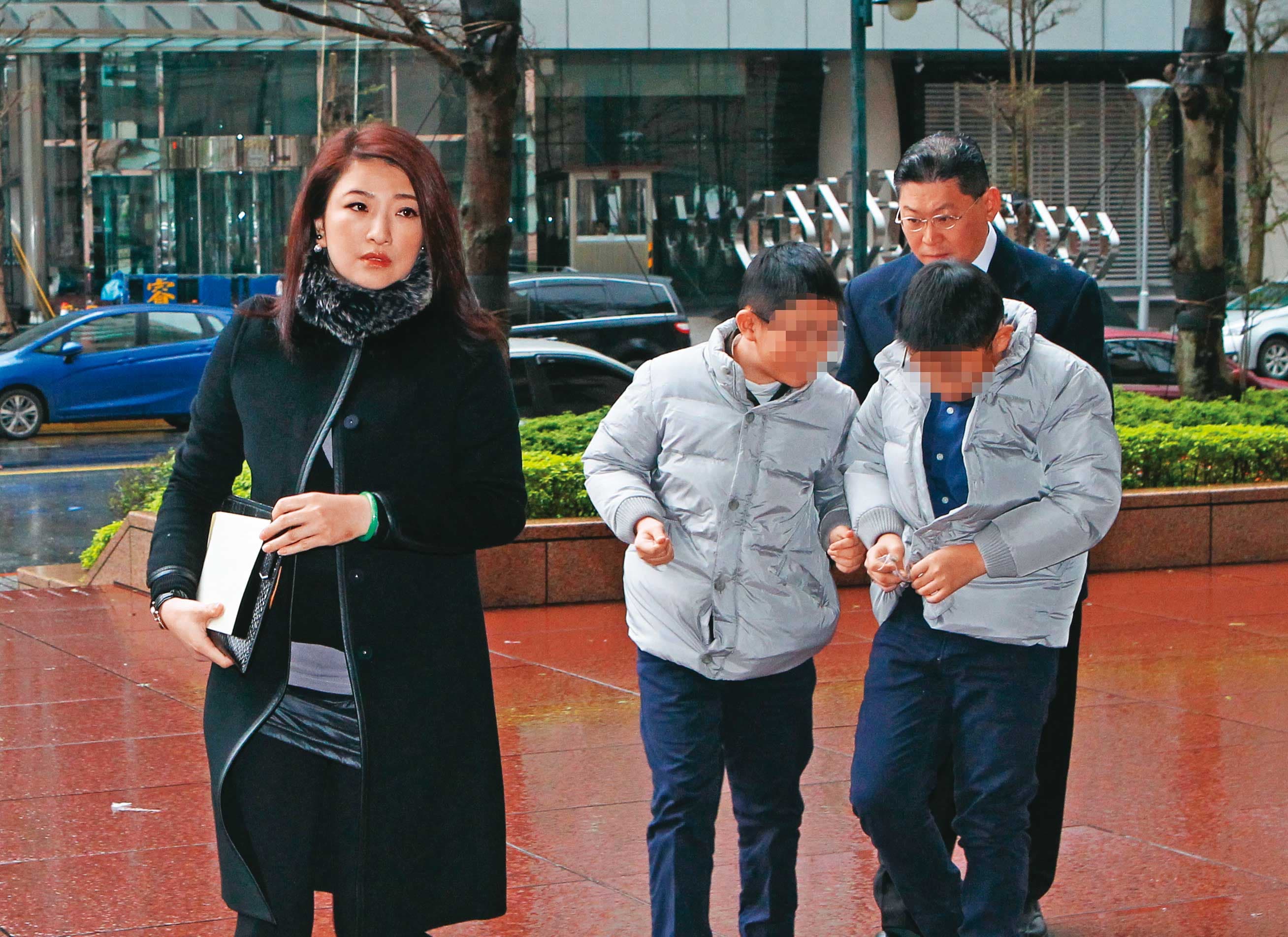 王婉玲(左)最初曾擔任林鴻南(後右)特助,1999年2人因戀愛而步入婚姻,婚後育有2子1女。