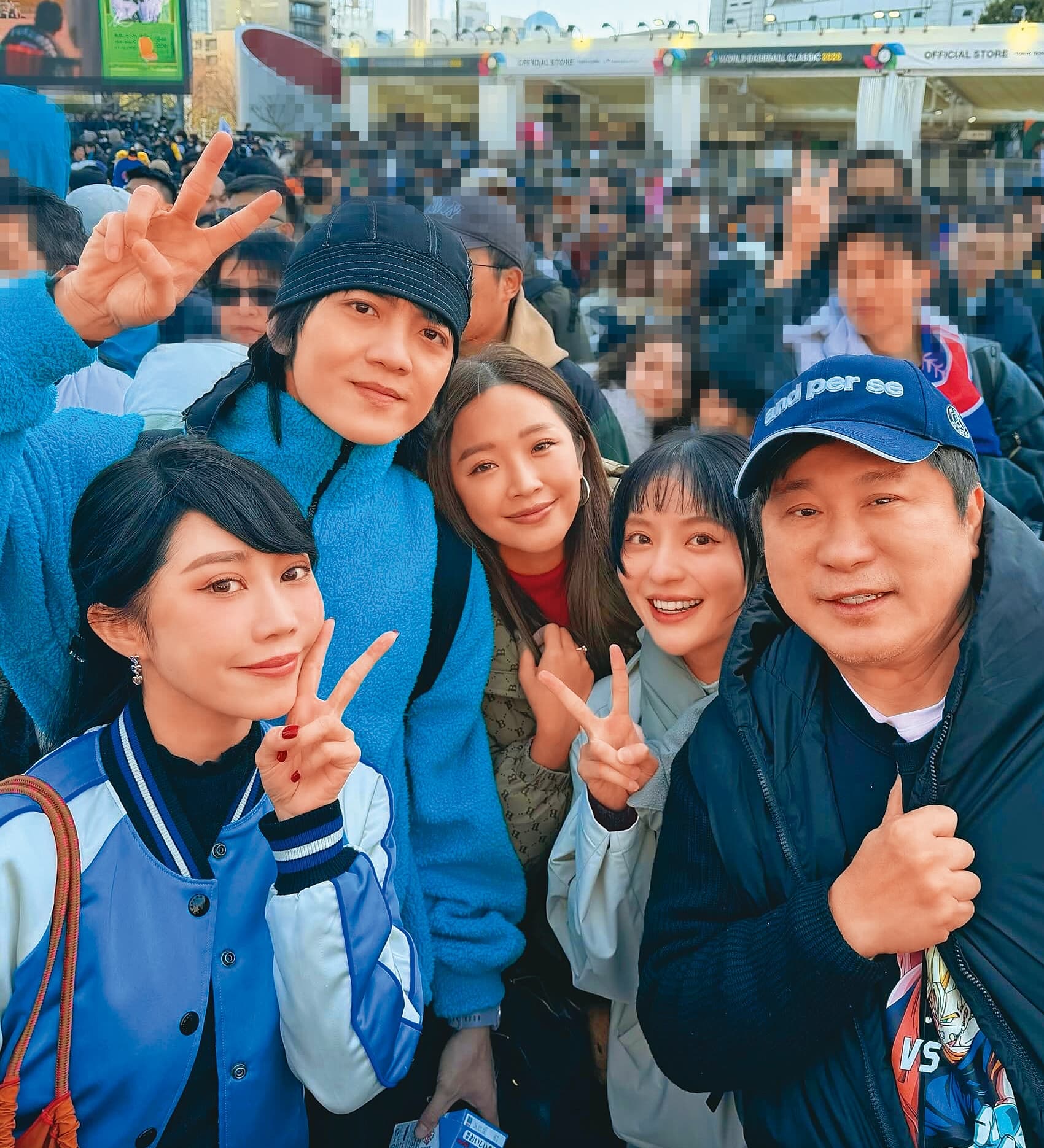 胡瓜(右一)包下30張球票,大方贊助團員,機票則個人自理。左起黃露瑤、郭忠祐、賴慧如等人。(翻攝自黃露瑤IG)
