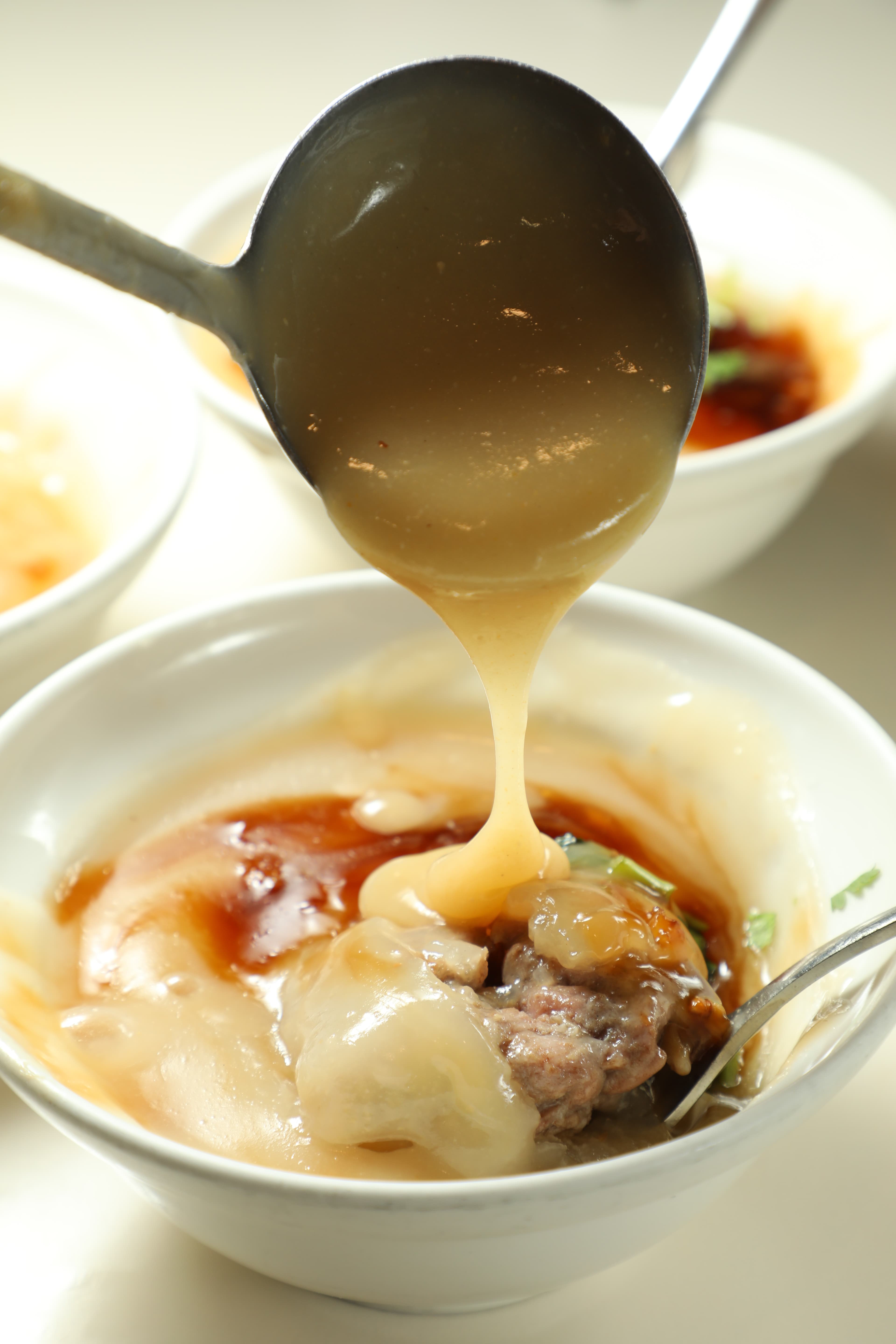 肉圓上淋了黑白醬,黑色是醬油膏,白色是米醬,另外,桌上還有一個看起來像白醬的辣椒醬,辣度超級高,嗜辣者一定要加。