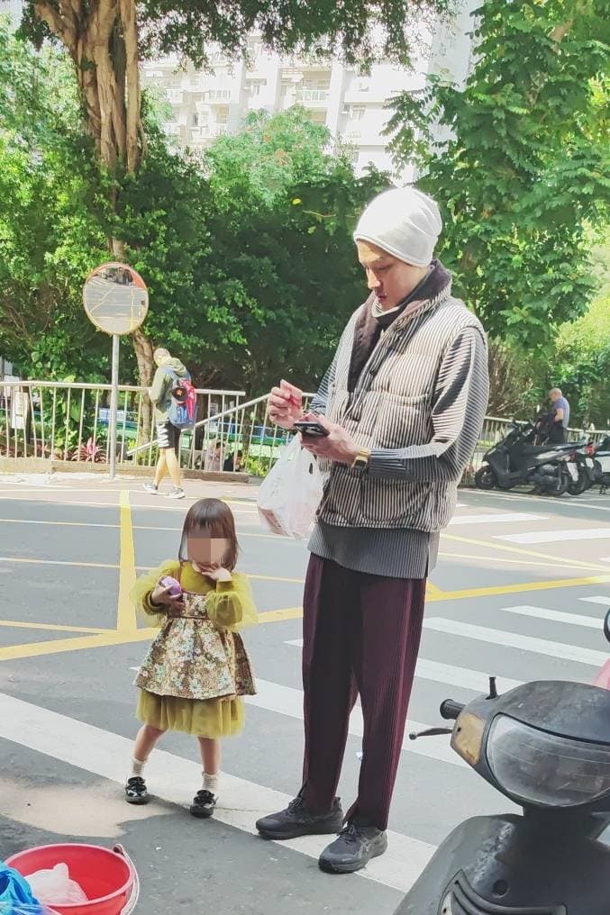 寇家瑞帶著女兒在住家附近購買午餐。(娛樂組)