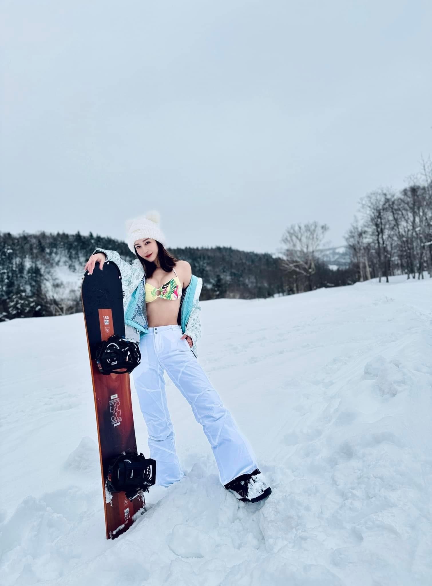 曾莞婷赴北海道滑雪,將厚重外套敞開,露出內裡的比基尼,好身材一覽無遺。(翻攝自曾莞婷臉書)