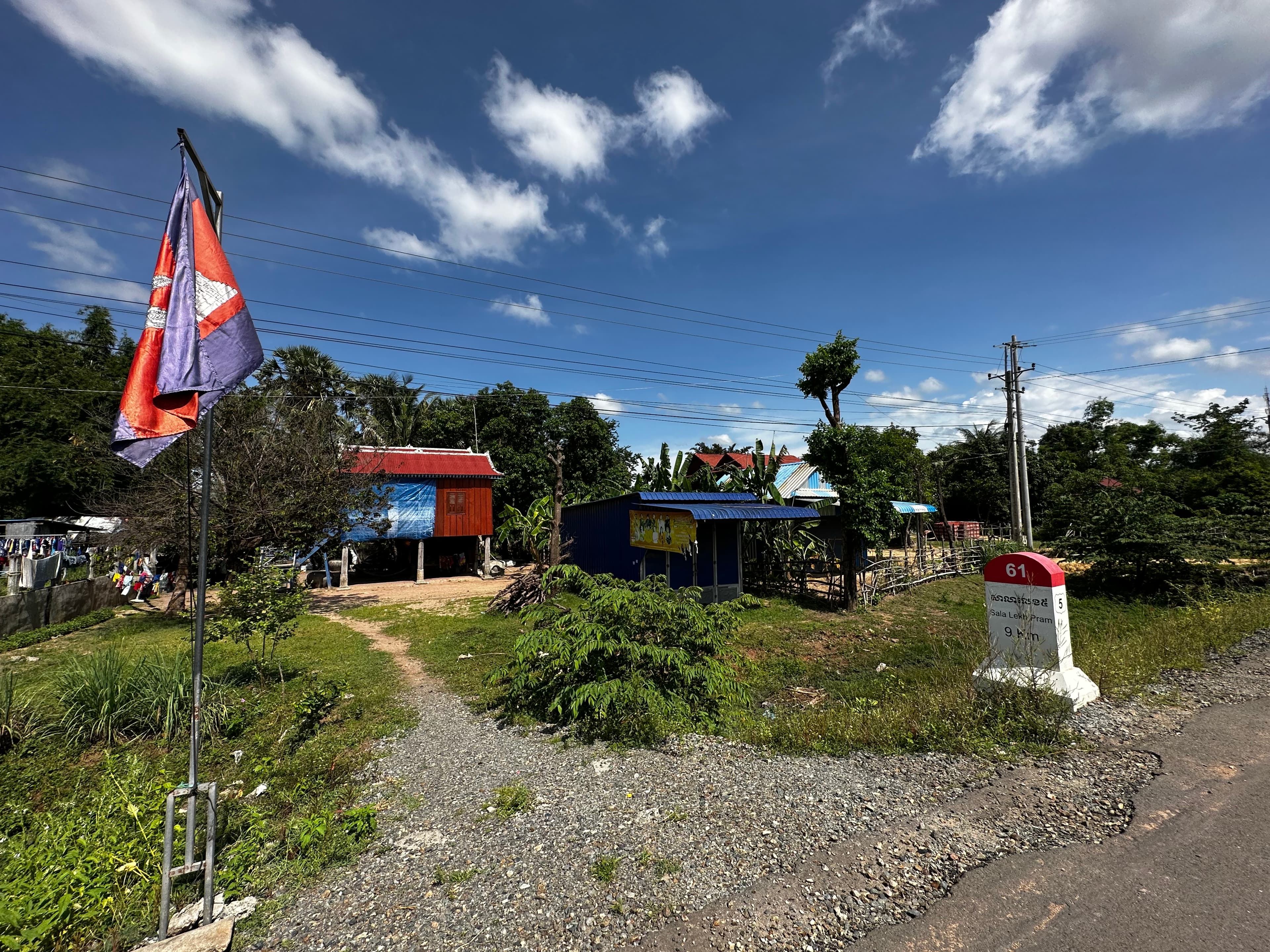 Nancy花35萬美金買的五號路61公里土地現況,一片廢墟。(讀者提供)