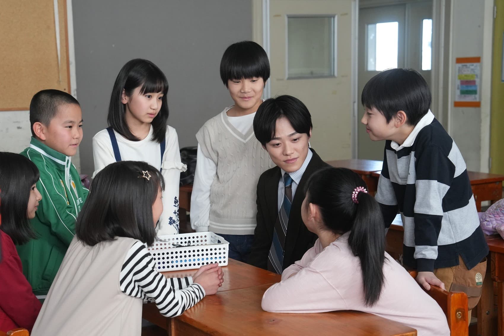 「浪花男子」大橋和也首度飾演老師,直呼小朋友超可愛。(車庫娛樂提供)