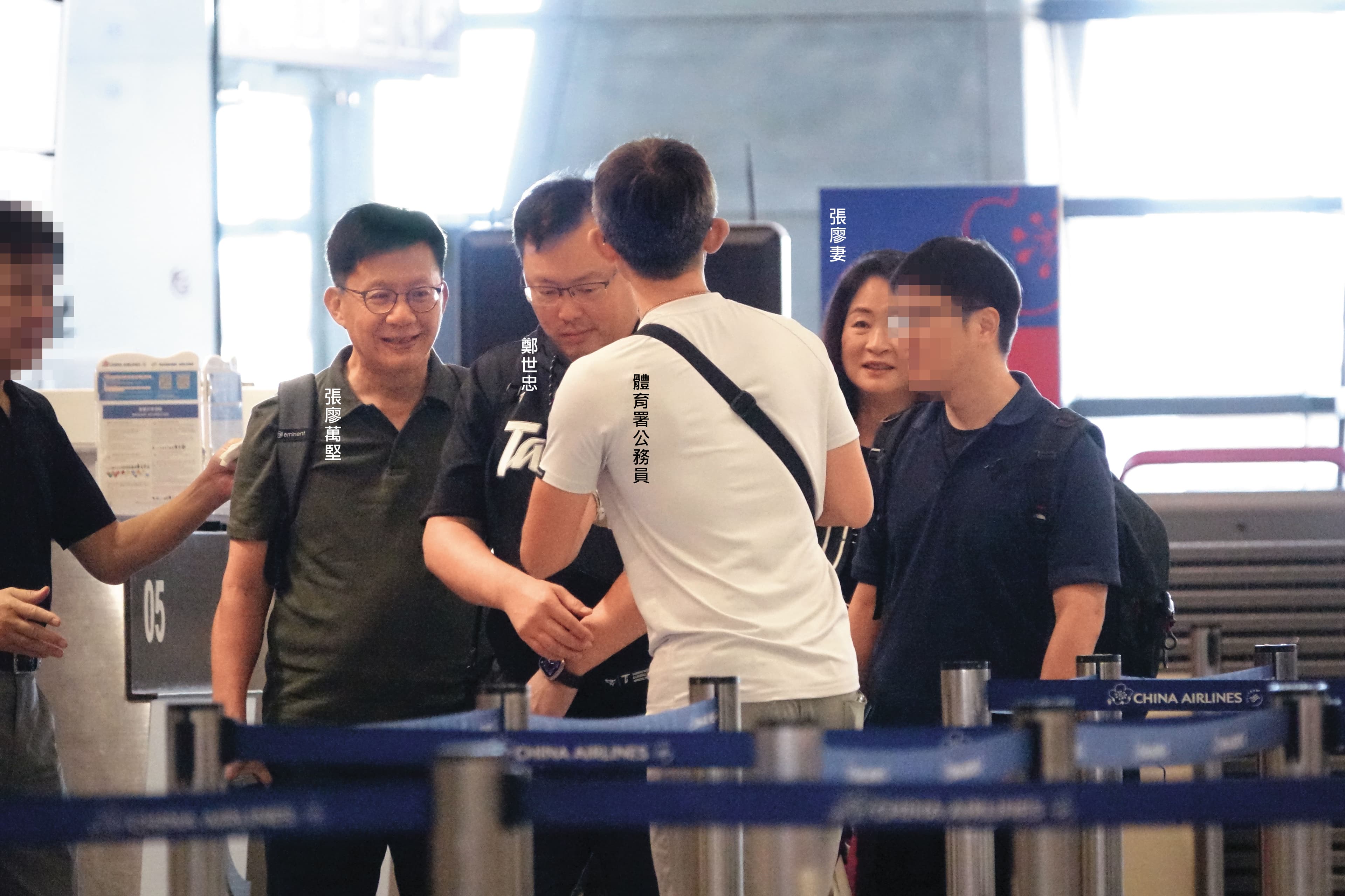 體育署長鄭世忠與張廖夫妻在體育署公務員協助下,火速辦理完登機手續。