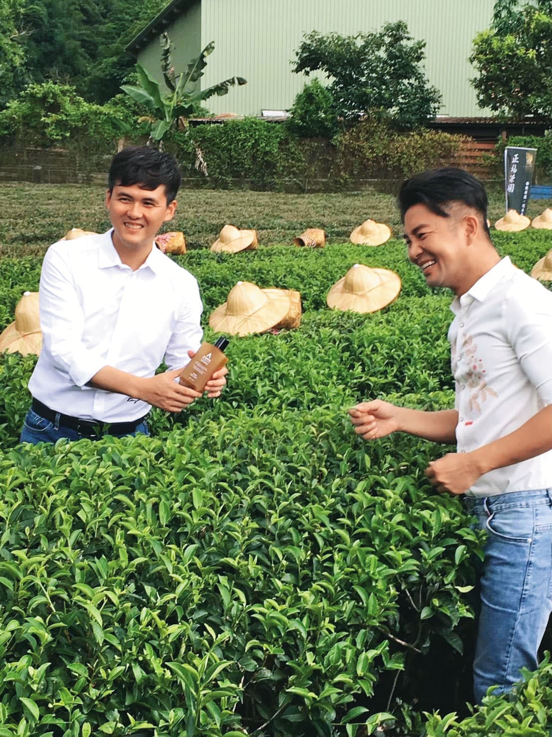 2019年林慈棋(左)與藝人謝承均(右)合作,研發出以茶葉製作的漢方洗髮精,跨足B2C市場。(蕾娜塔提供)