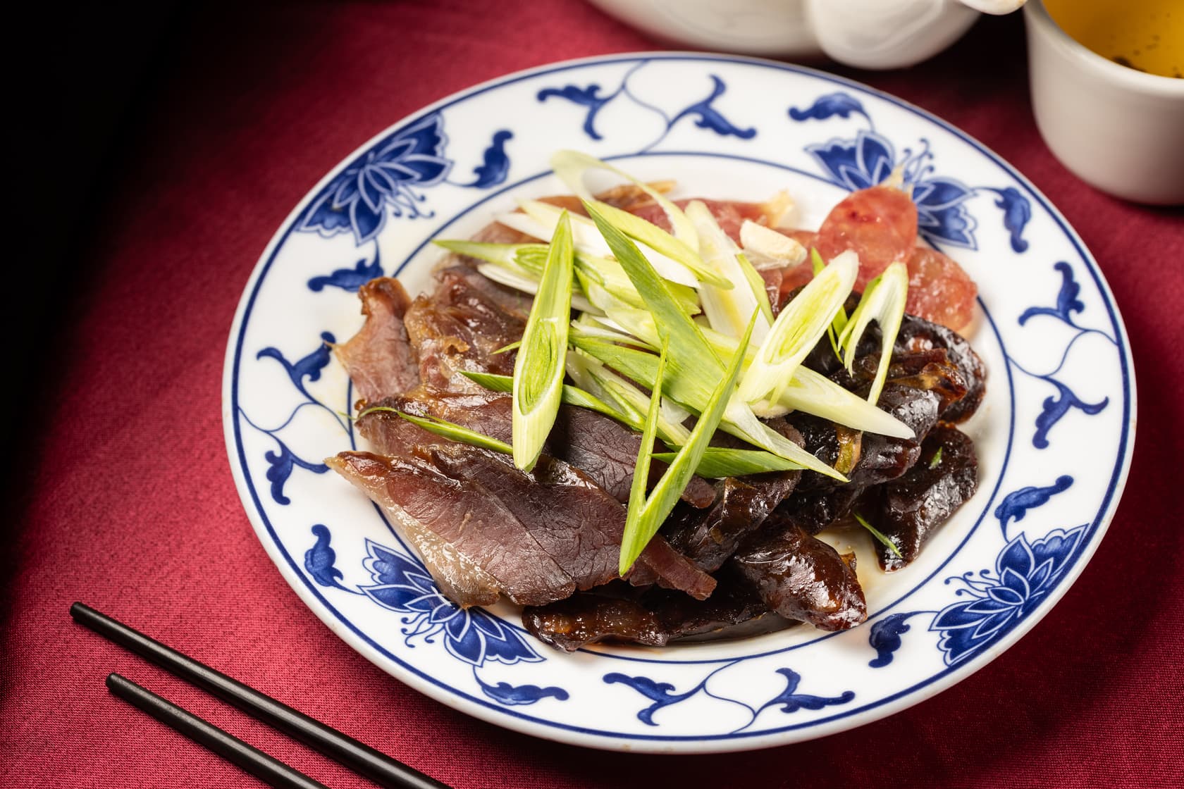 「港式臘味拼」裡有肝腸、臘腸,臘肉則是葉雲仙向老師傅學來的配方。(360元/份)