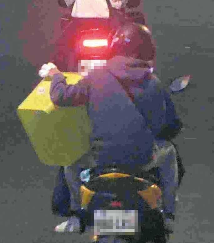 廖、張騎機車拿綠色桶子2度去買乾冰的畫面,被路口監視器拍下。(翻攝畫面)