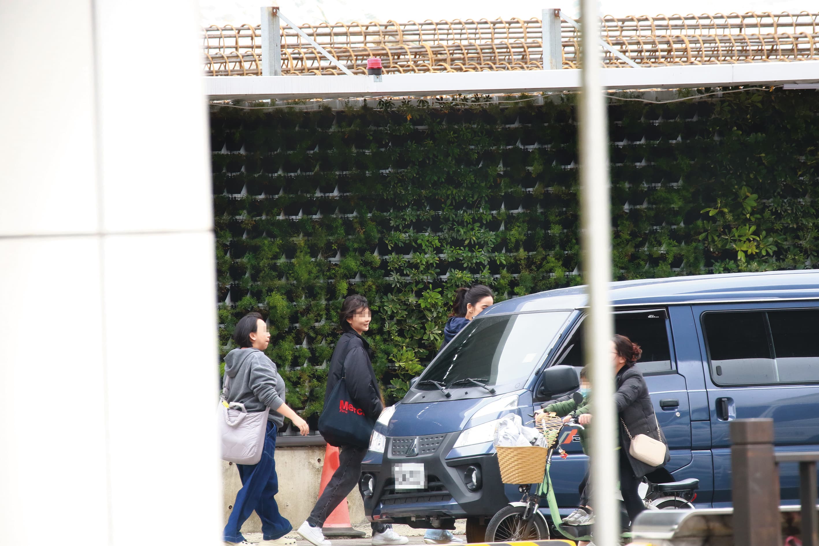 13:34,陳庭妮(右)一行人上劇組廂型車,準備轉景。