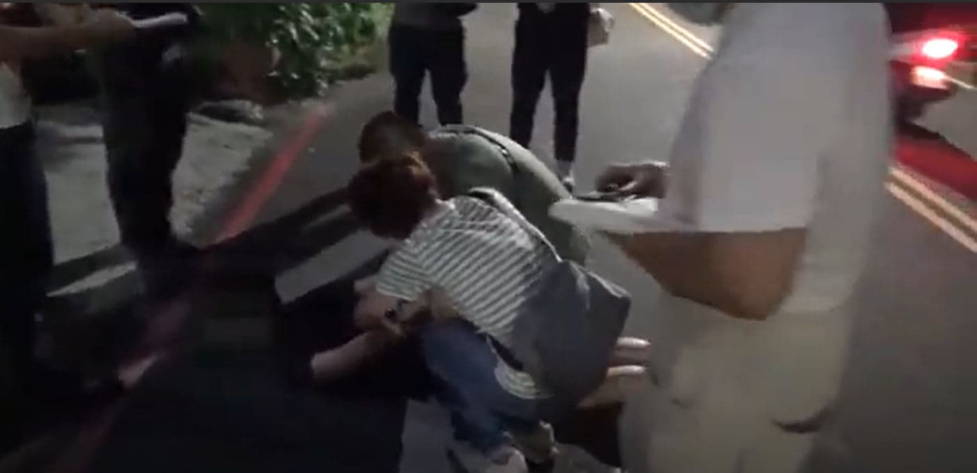 警方壓制邱姓運毒共犯。(刑事局提供)