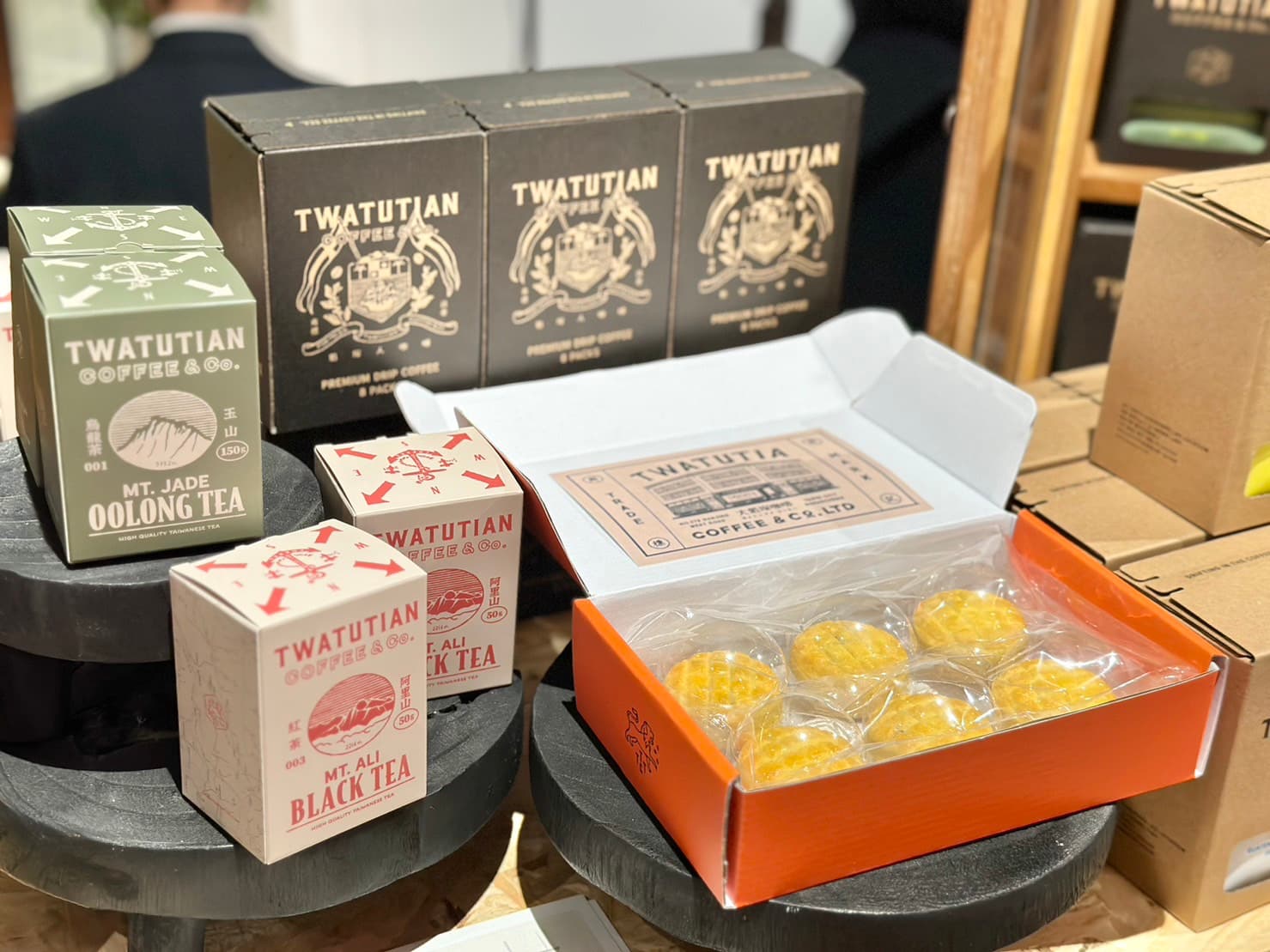 位於台北大稻埕的咖啡廳「Twatutia Coffee & Co」,祭出的咖啡、中式糕點禮盒都帶有低調復古美。