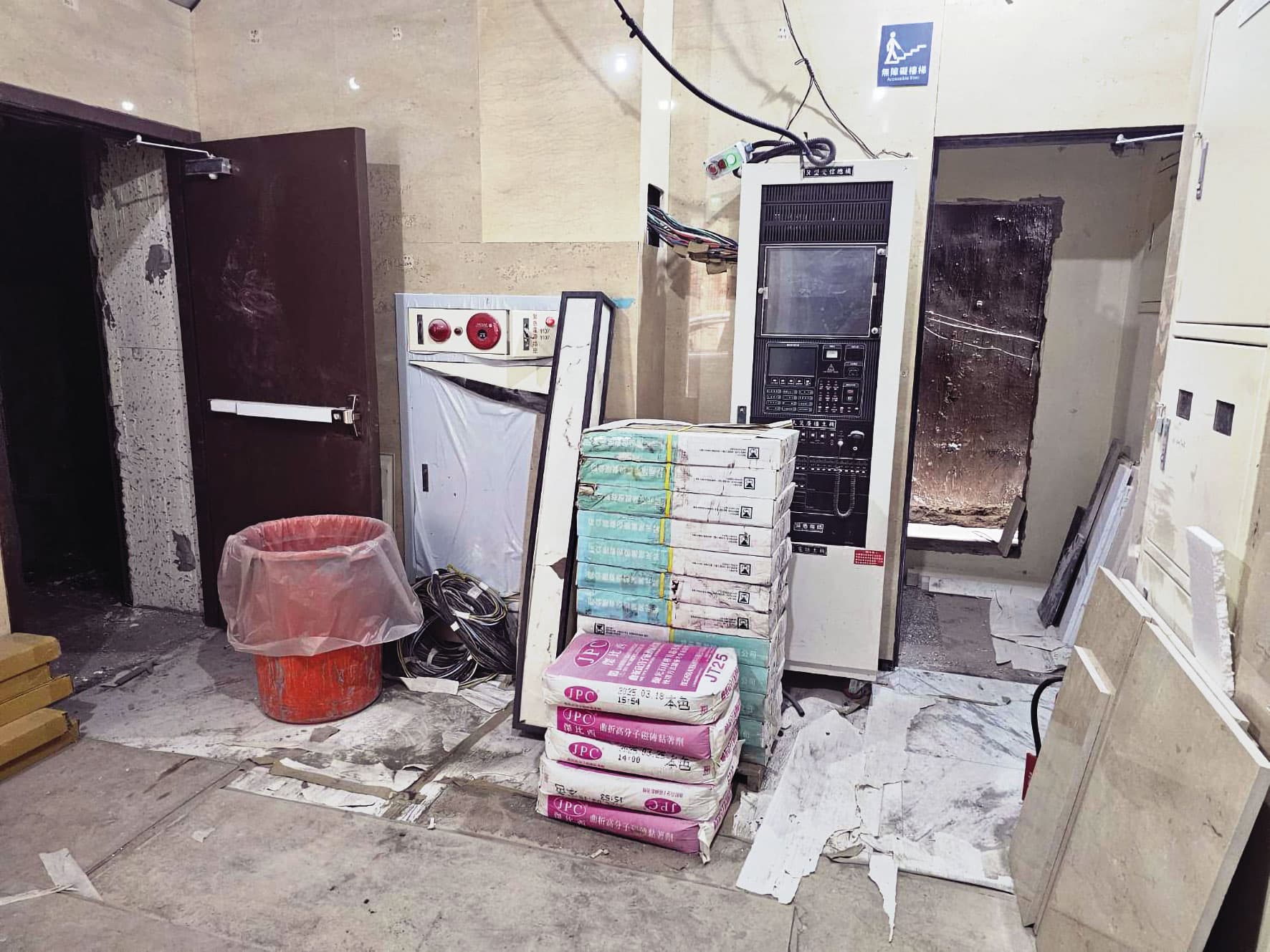 恆合建設私增門戶(圖),導致與鄰棟建築防火間隔縮小,形成公安問題。(讀者提供)