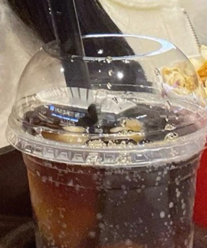 藤咲梓拿著的塑膠飲料杯上有反射,疑似出現短髮男性,她後來遭到許多網友留言攻擊。(翻攝網路)
