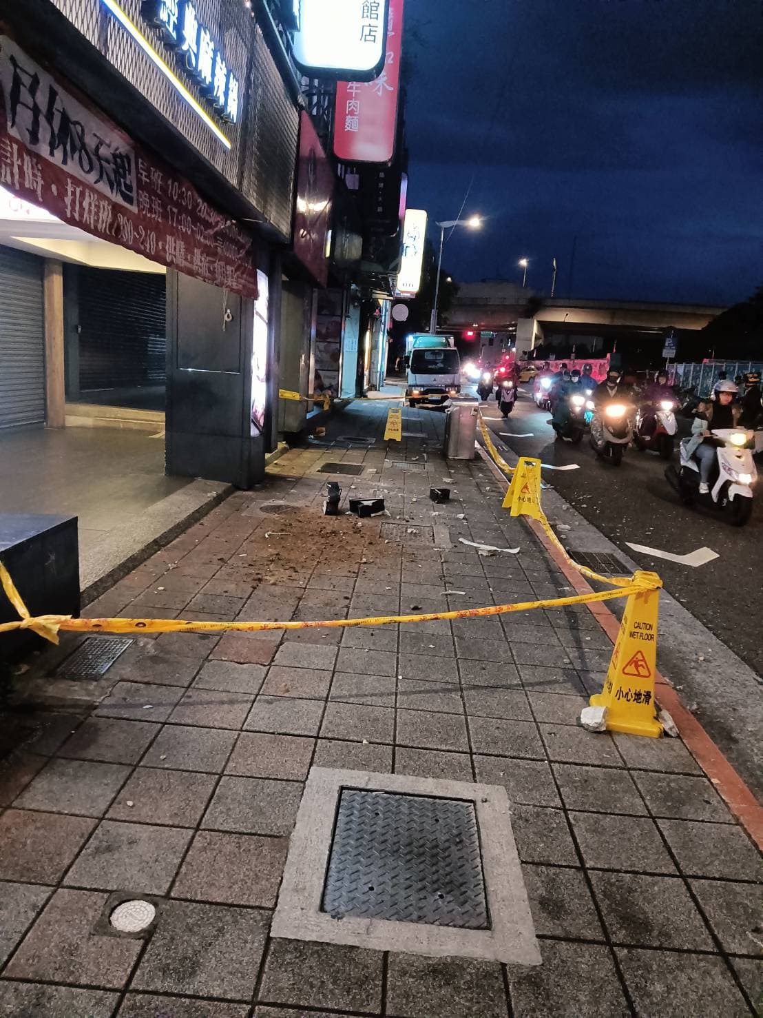 警方避免再有磁磚脫落傷及路人,將封鎖線將人行道圍起。(翻攝畫面)