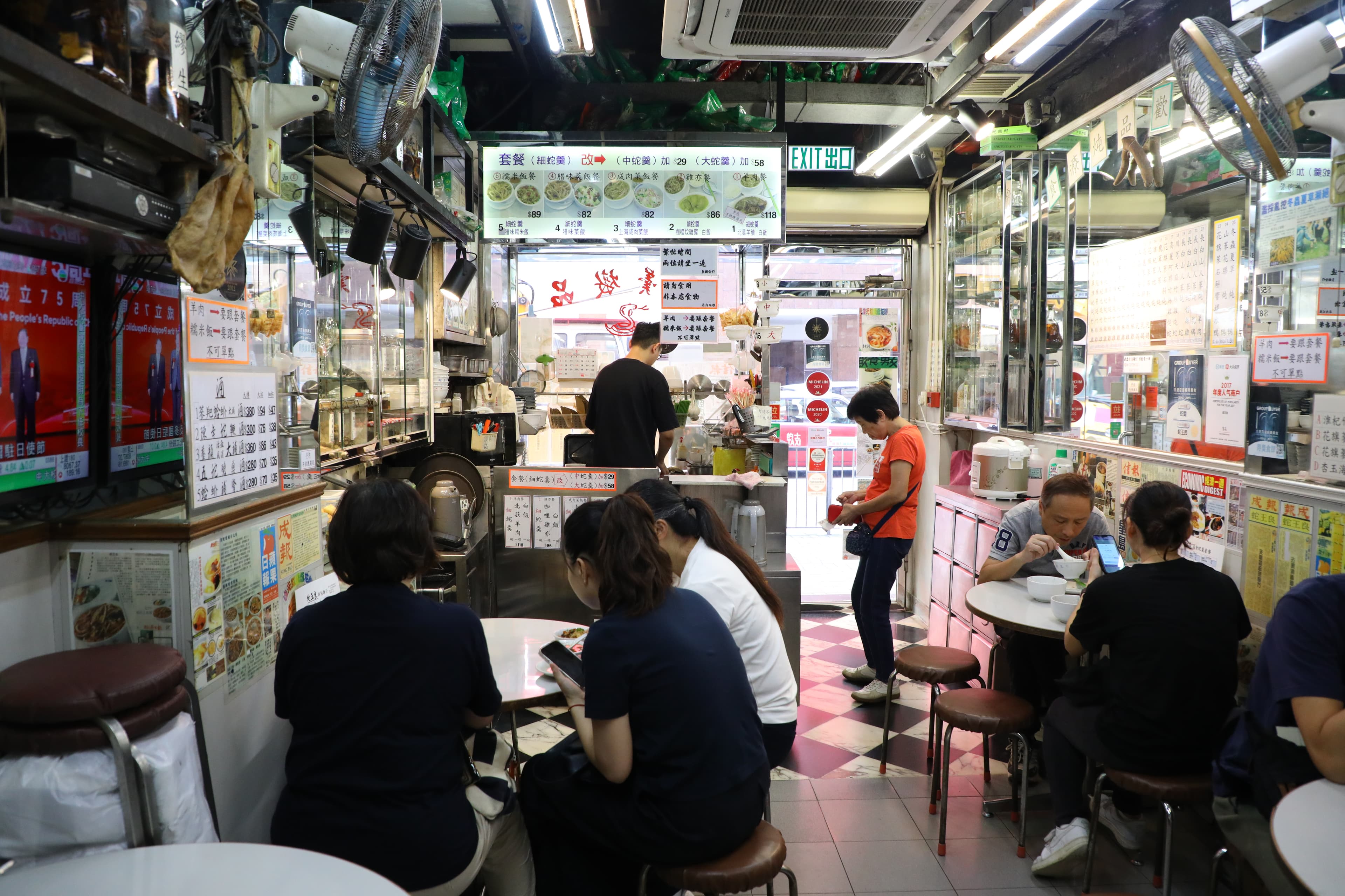 許多香港人來吃蛇羹當午餐,行氣活血,出門又是一尾活龍。
