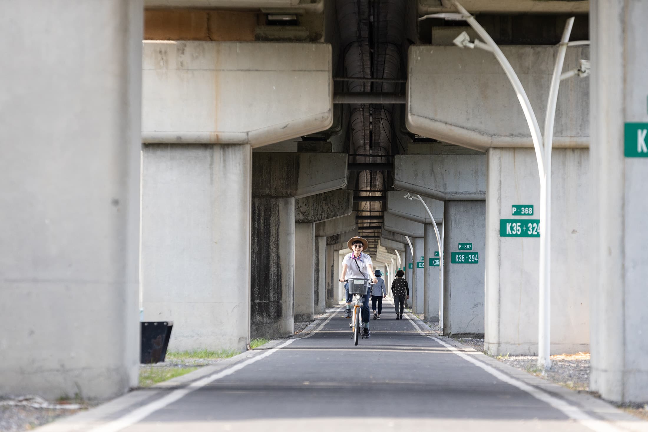 體驗慢城最佳的旅遊方式,就是搭火車到竹田,借輛YouBike,沿著自行車道慢慢巡遊小鎮。