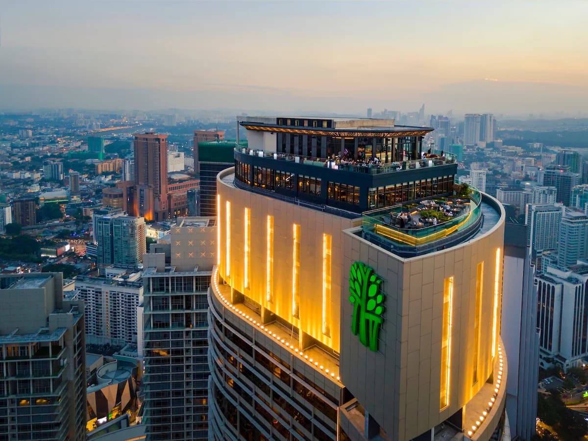 吉隆坡悅榕莊酒店位於金三角地帶,外觀高聳、景觀絕佳,是當地知名五星級國際飯店。(翻攝自Google Maps)
