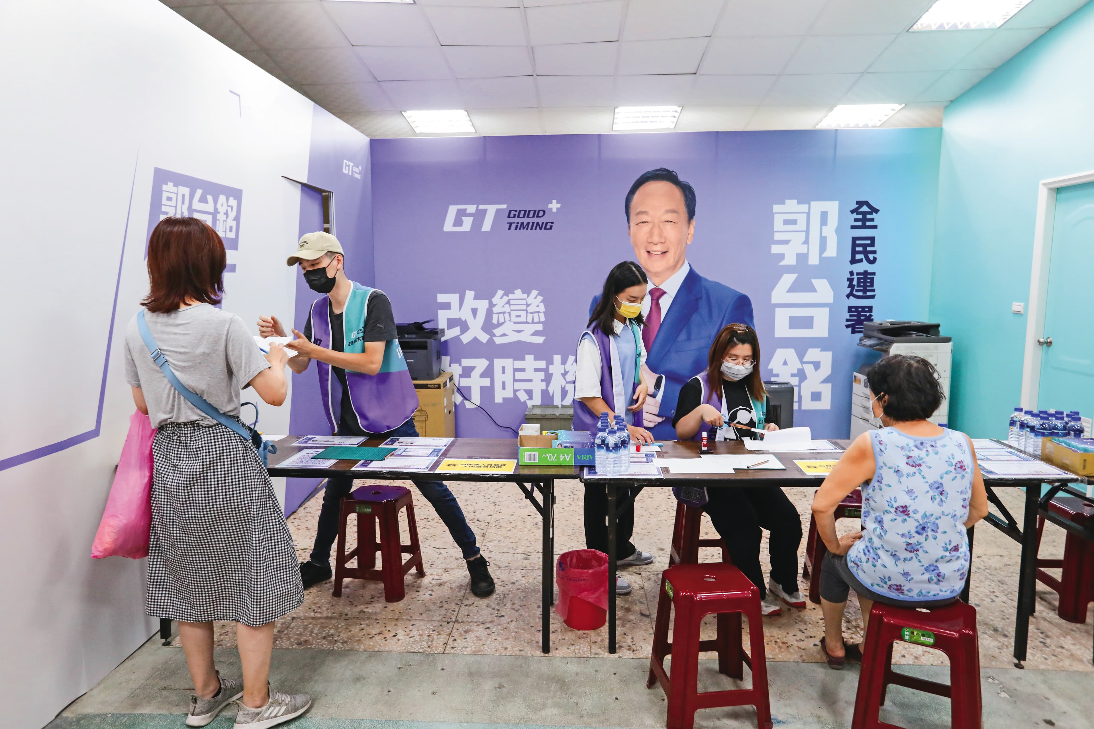 桃園檢調2年多前鎖定郭台銘表態參選總統過程,疑似有人替他花錢買連署書涉及不法。圖為郭台銘連署站,非當事人。