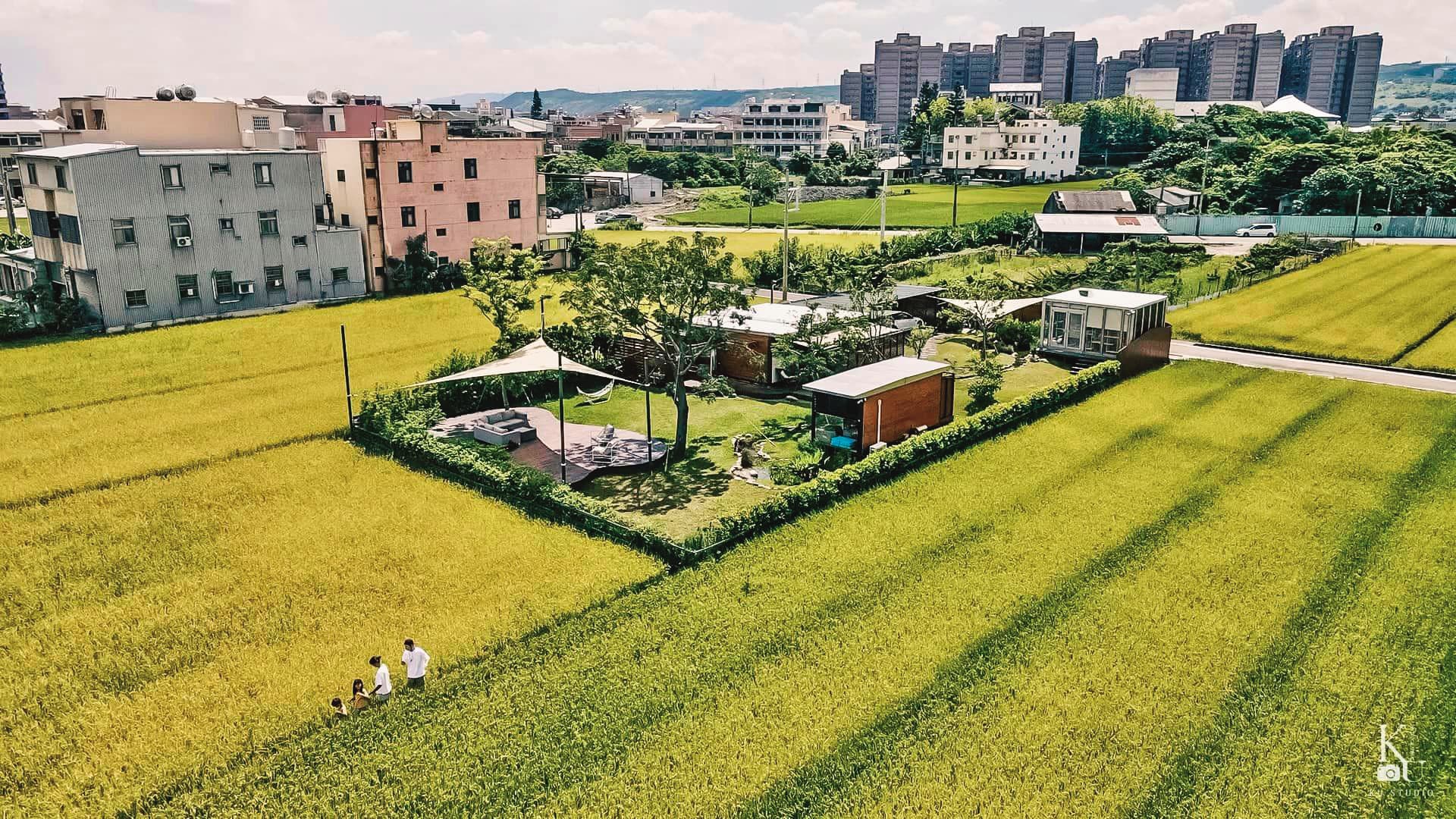 宥勝在台中清水農田中央的組合屋(圖),最近突然以大面積的帆布牆圍起來。(翻攝自宥勝臉書)