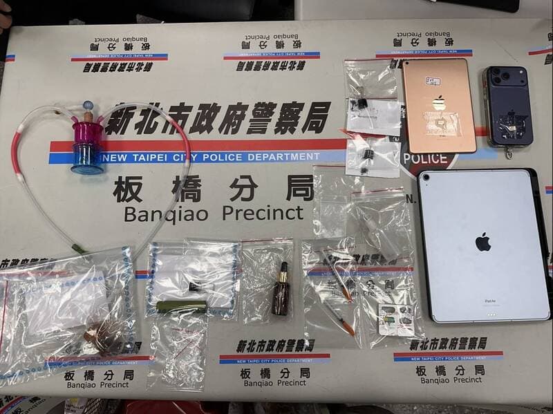 警方經搜索後共查扣安非他命吸食器2組、殘渣袋3個、注射器2個、電子菸加熱器1支、菸彈3個、瓶裝依托咪酯1瓶、不明膠囊3個、不明白色粉末1包、手機2支、平板1部等證物。(翻攝畫面)