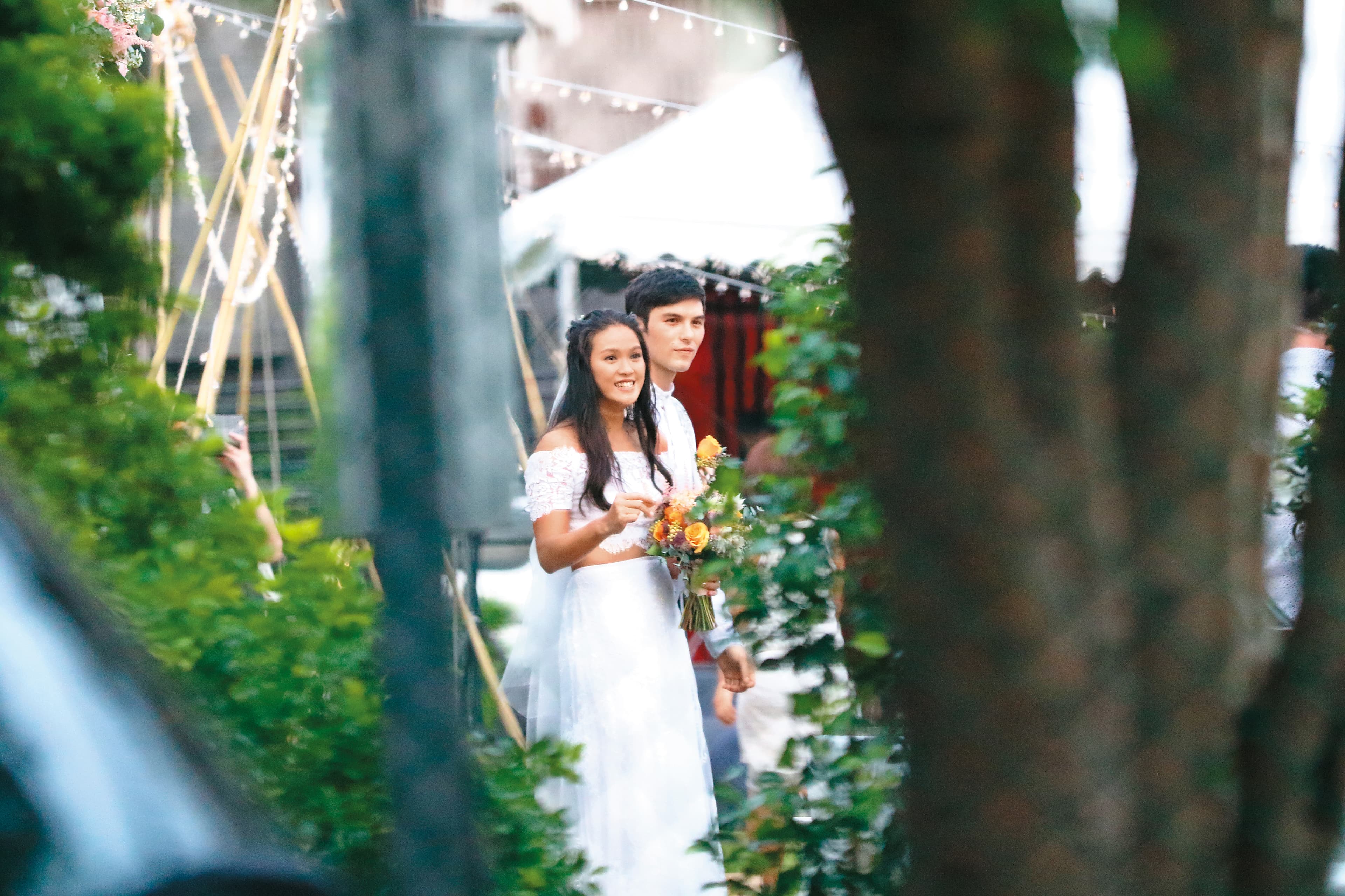 鳳小岳跟老婆的的婚禮非常簡單。傍晚時分,小倆口一身白出場,頗具歐風。(攝影:攝影組)