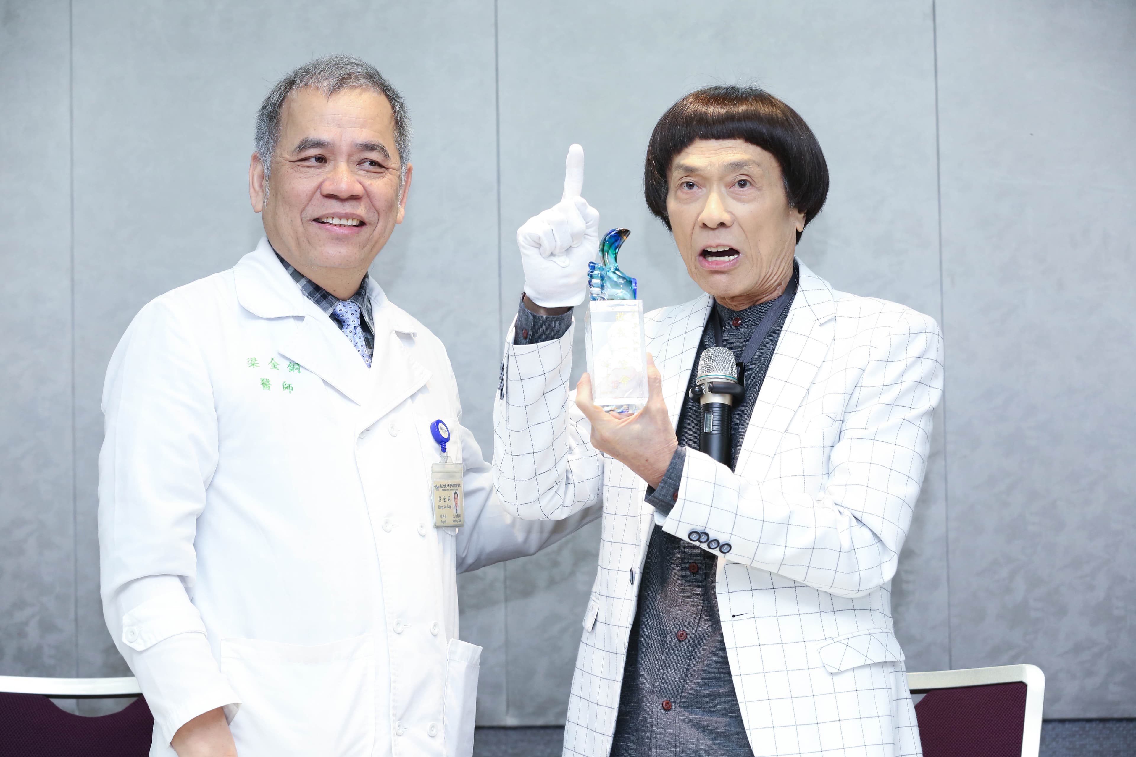 豬哥亮感念梁金銅醫師救了一命,特別送上一尊手指琉璃。
