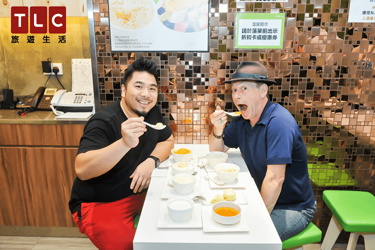 伊恩萊特(右)是背包客始祖,日前來台宣傳《勇闖天涯》。
