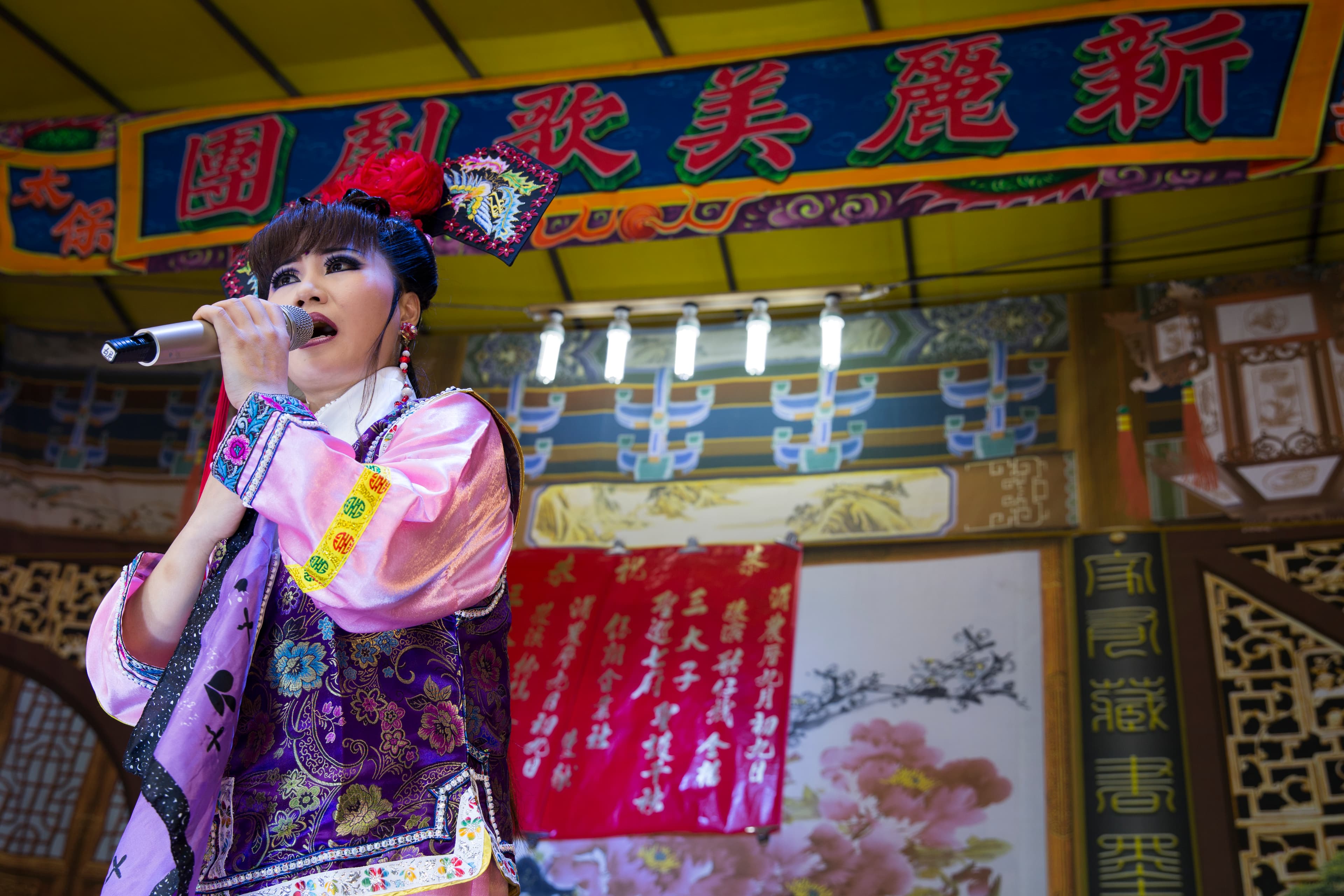 從馬戲團輾轉到歌仔戲班,阮安妮花費不少苦心,登台表演十年,詮釋上百齣戲的角色,讓她體會很多,儘管人生崁站不斷,也漸漸學著看開。