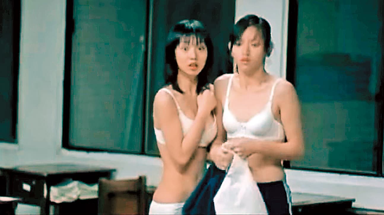五月天〈而我知道〉MV出現女學生在教室內換衣的畫面,引來校方抗議,後來此畫面遭刪。(翻攝自網路)