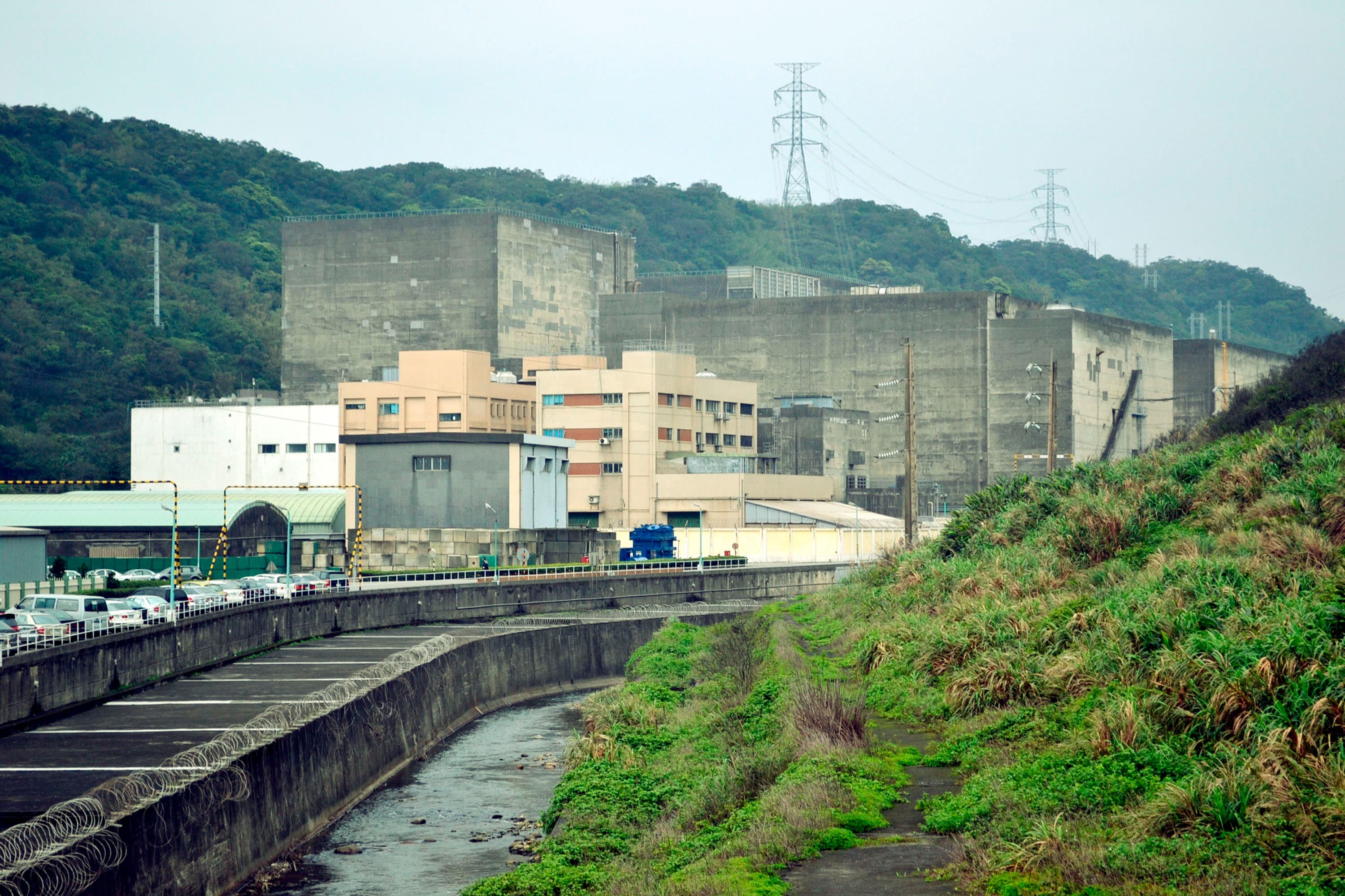核一廠1號機、核二廠2號機分別因燃料束把手鬆脫及大修後發電設備故障而停機,須經立院同意才能重啟。(中央社)