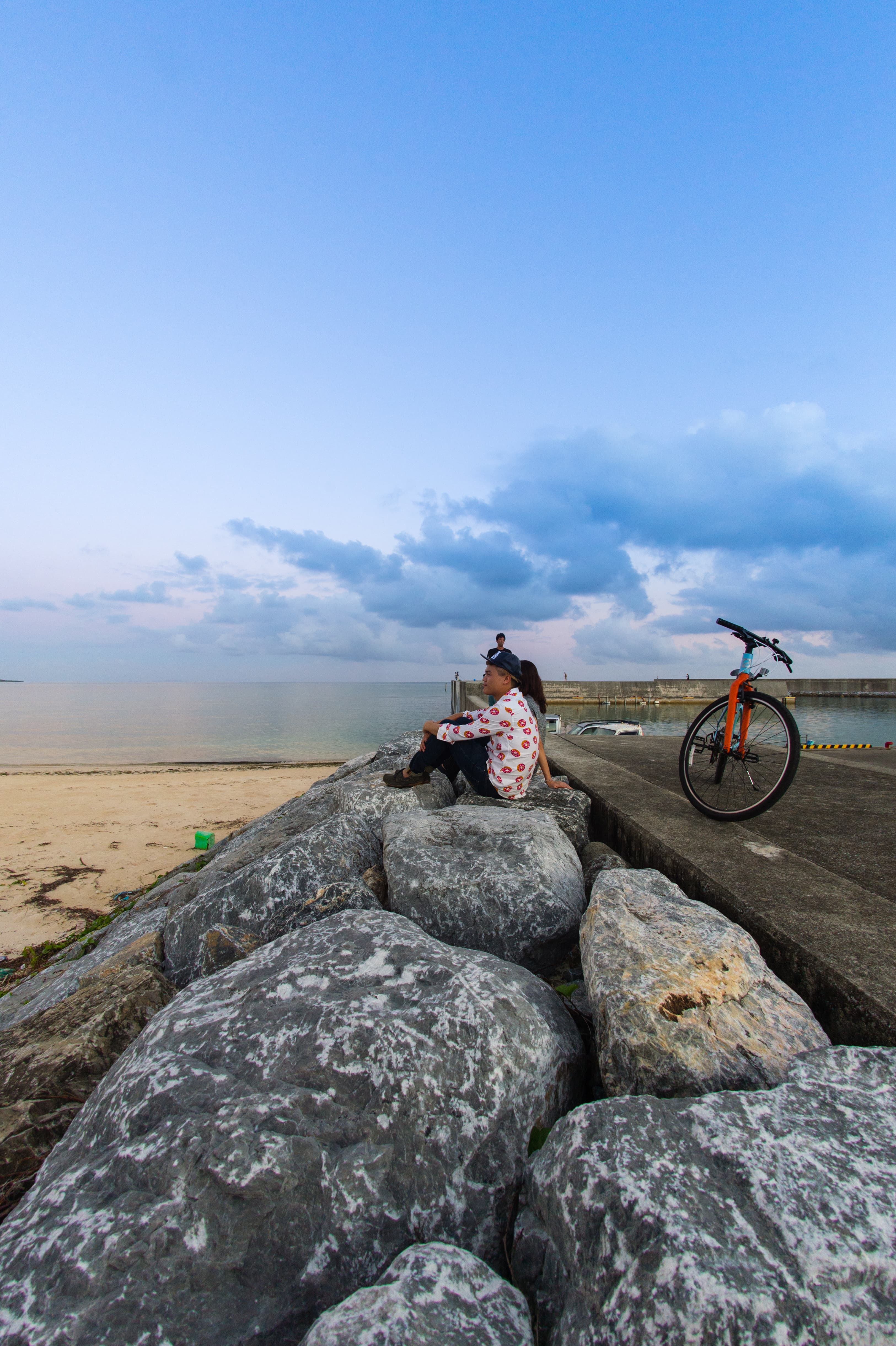 傍晚騎單車到久米島EEF Beach旁的小漁港,欣賞點點漁火,非常浪漫。