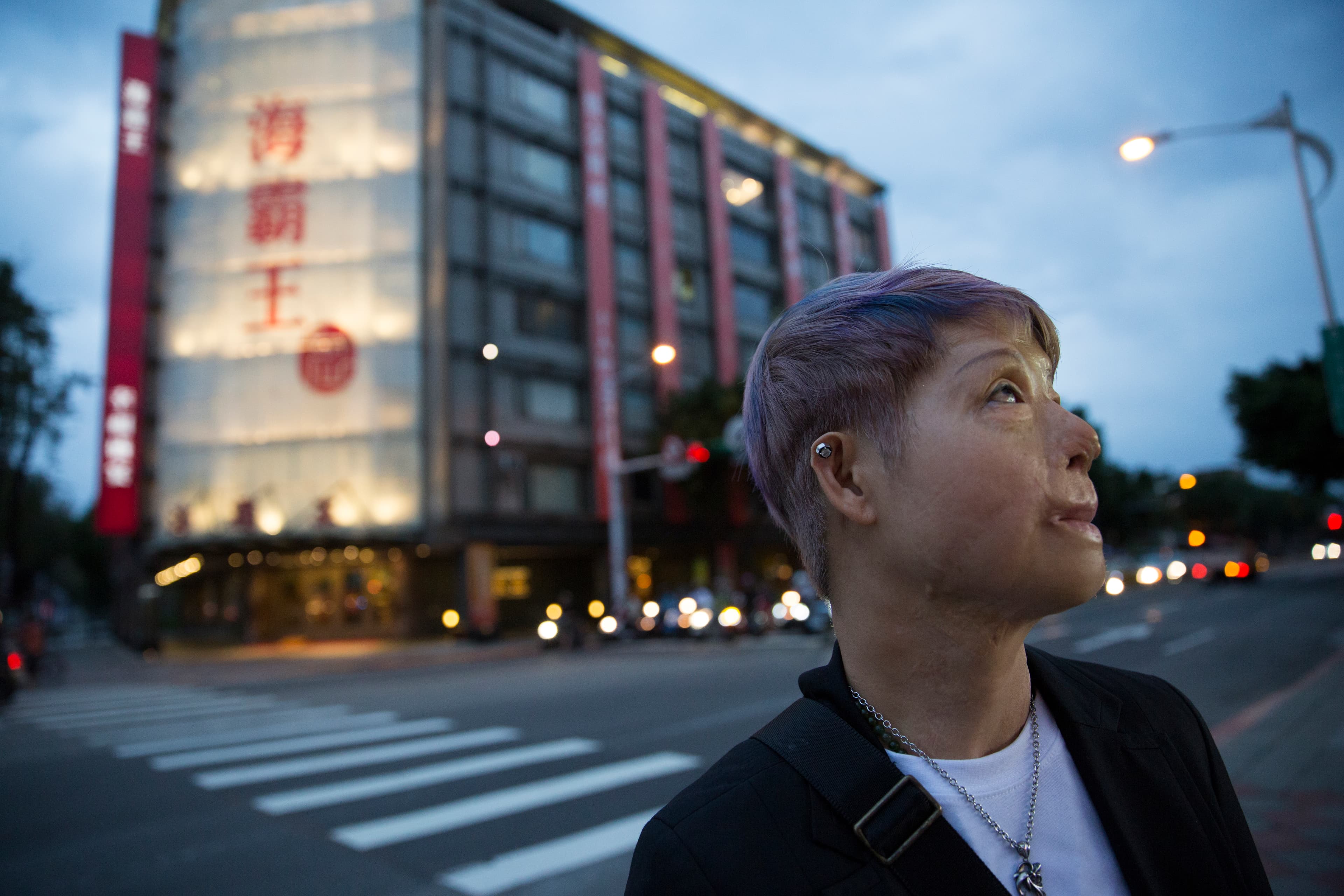 中山北路上的海霸王餐廳已非昔日的業主,背對著25年前的事故現場,越過斑馬線後,陳美麗仰望著天空。
