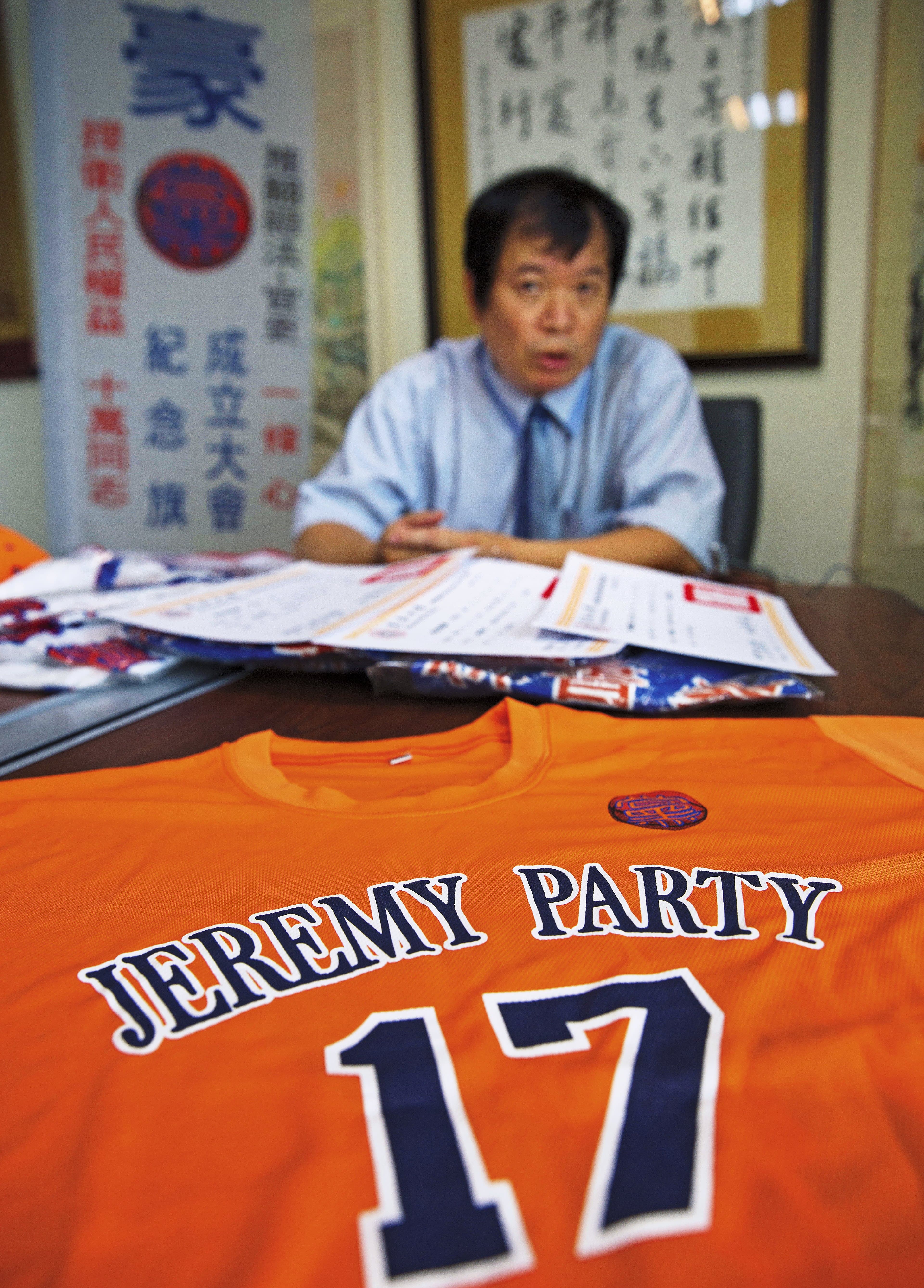 豪黨成立初期,黨員們就集資製作T恤、黨帽、黨筆等,還頗有一回事。