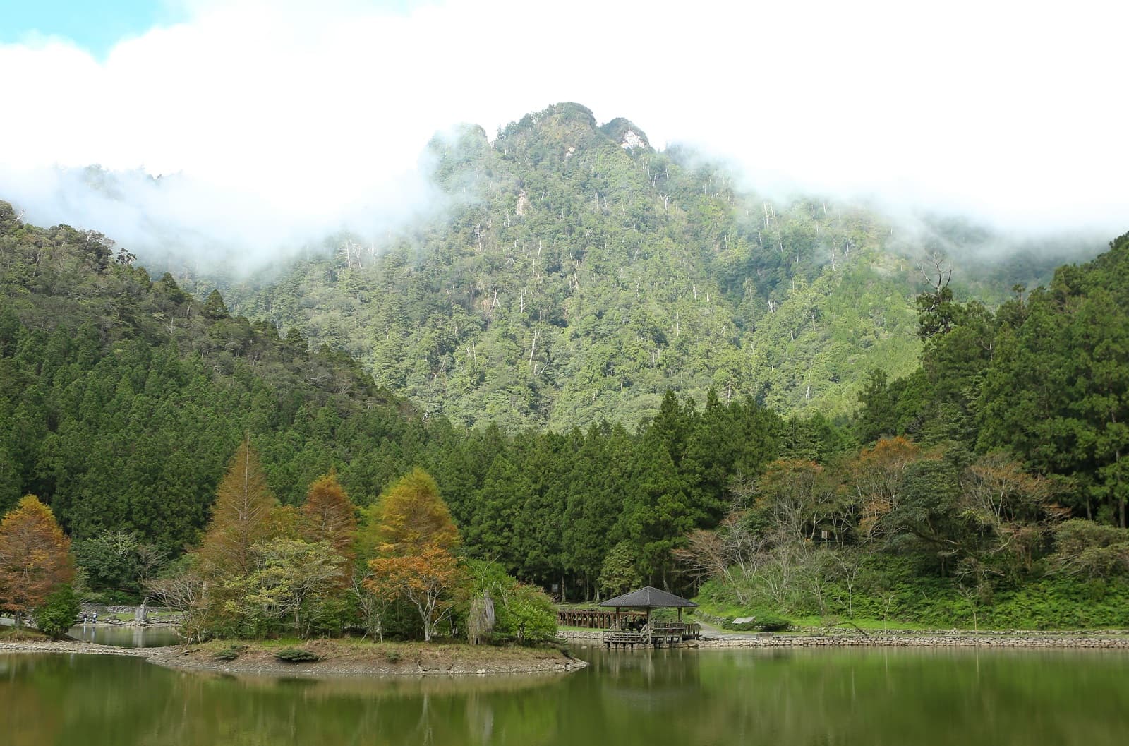 明池西北方的筆斗山,山形有如筆架。