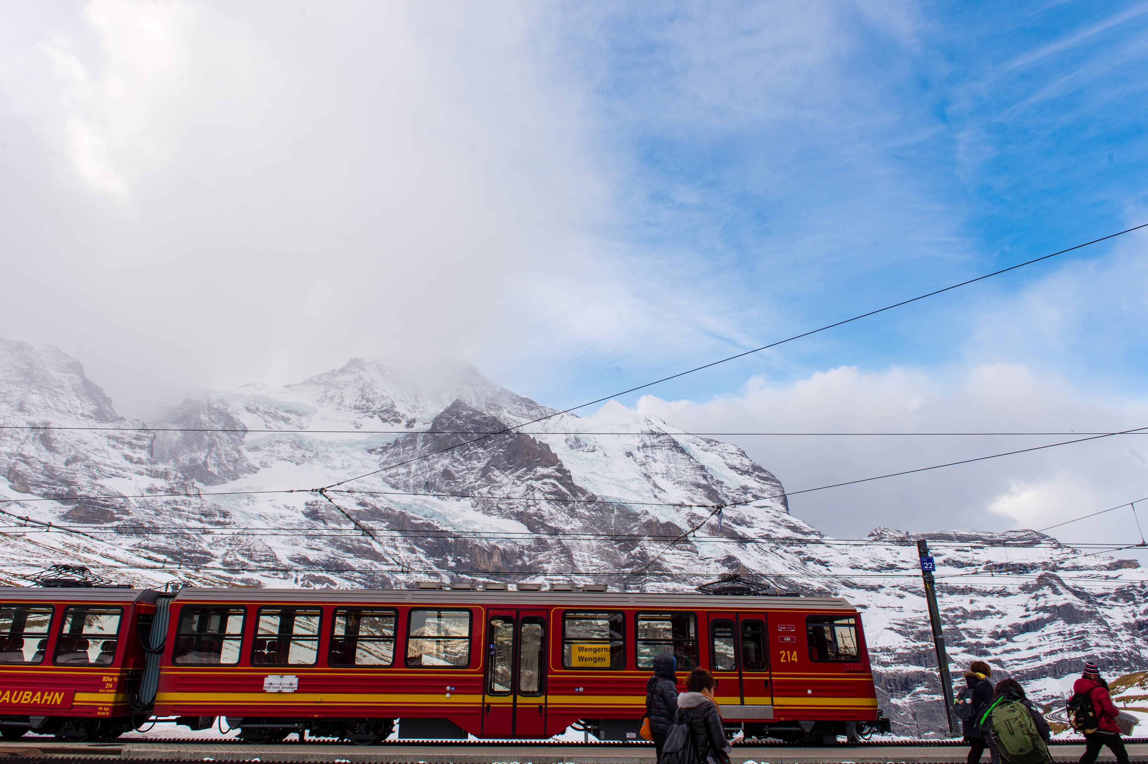 火車一路上山,風雪一路變大。