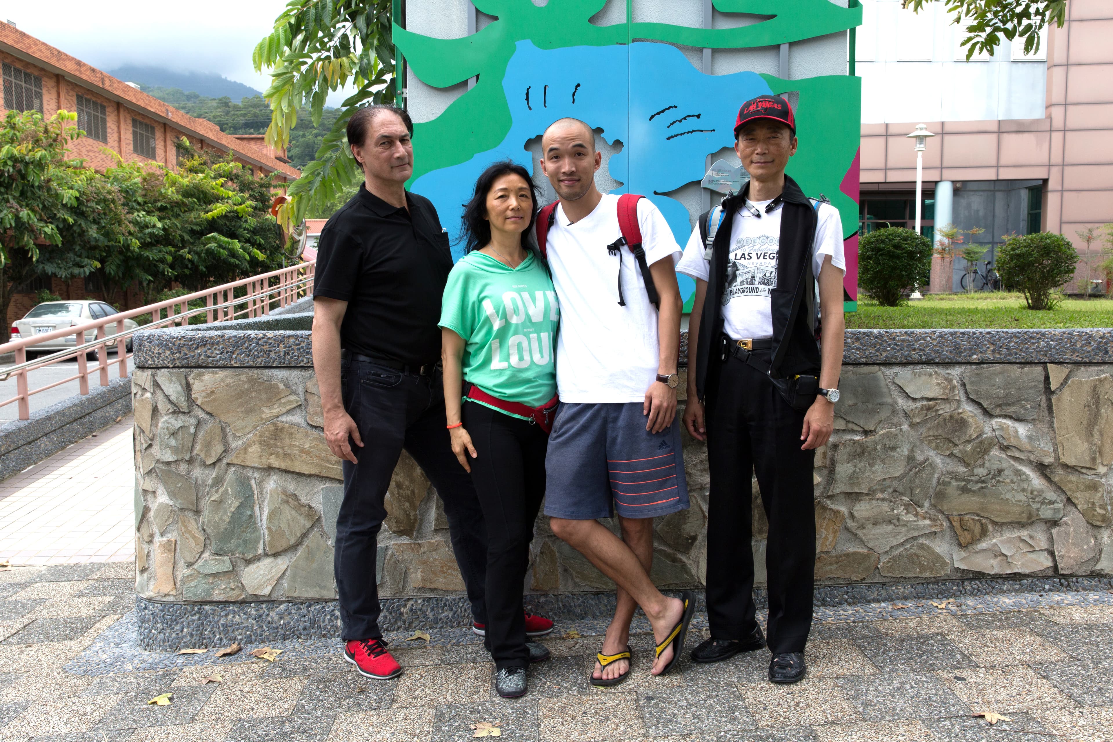 文國士(右二)和阿姨(右三)、舅舅(右一)生平首次見面、首次合照。