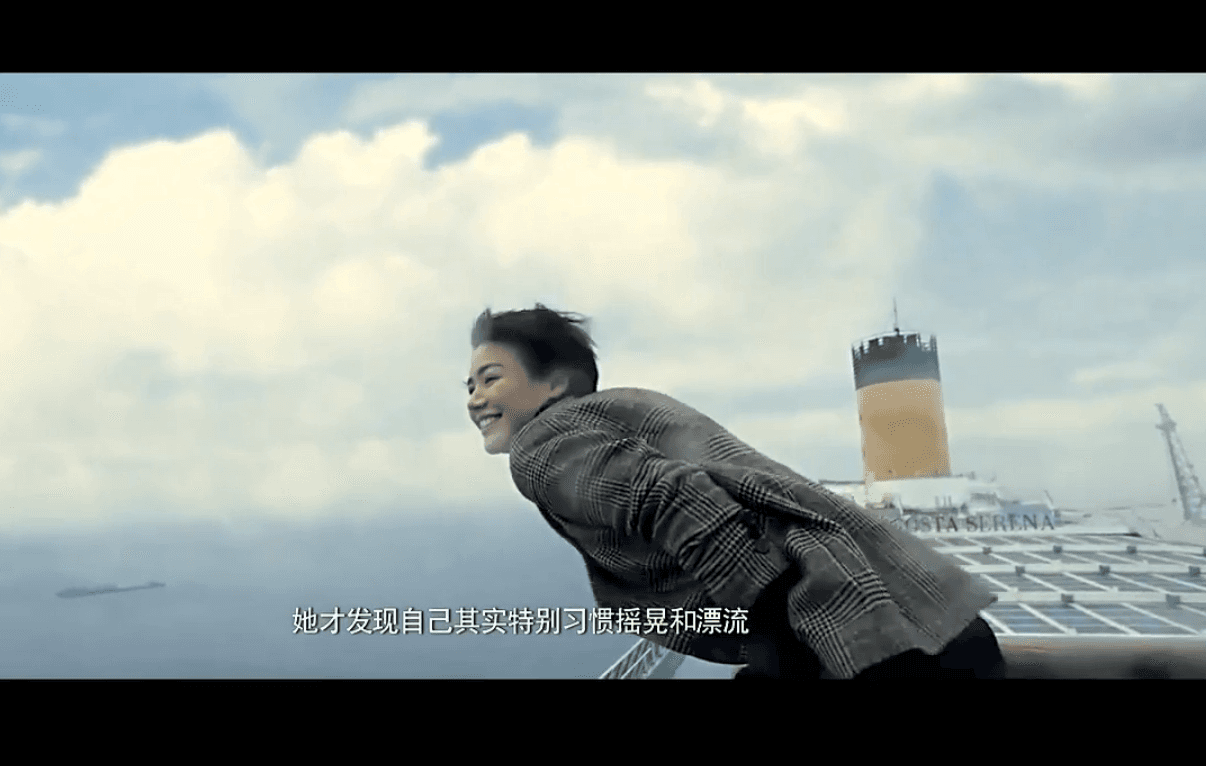 七月在頂樓甲板上發現自己更適合漂流的生活。