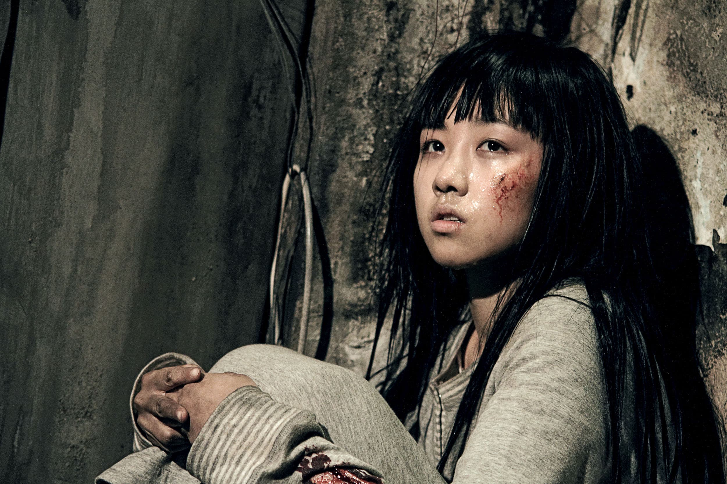 顏卓靈飾演被綁架12年回家的奇怪少女。