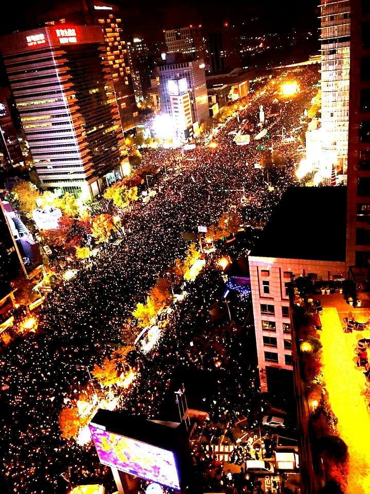 「倒朴」燭光示威規模,在11月12日,首次突破百萬,場面壯觀。(攝影:楊虔豪)