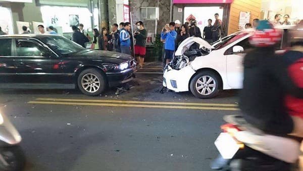 大7與神車的戰爭,日前曾引發社會矚目。(翻攝畫面)