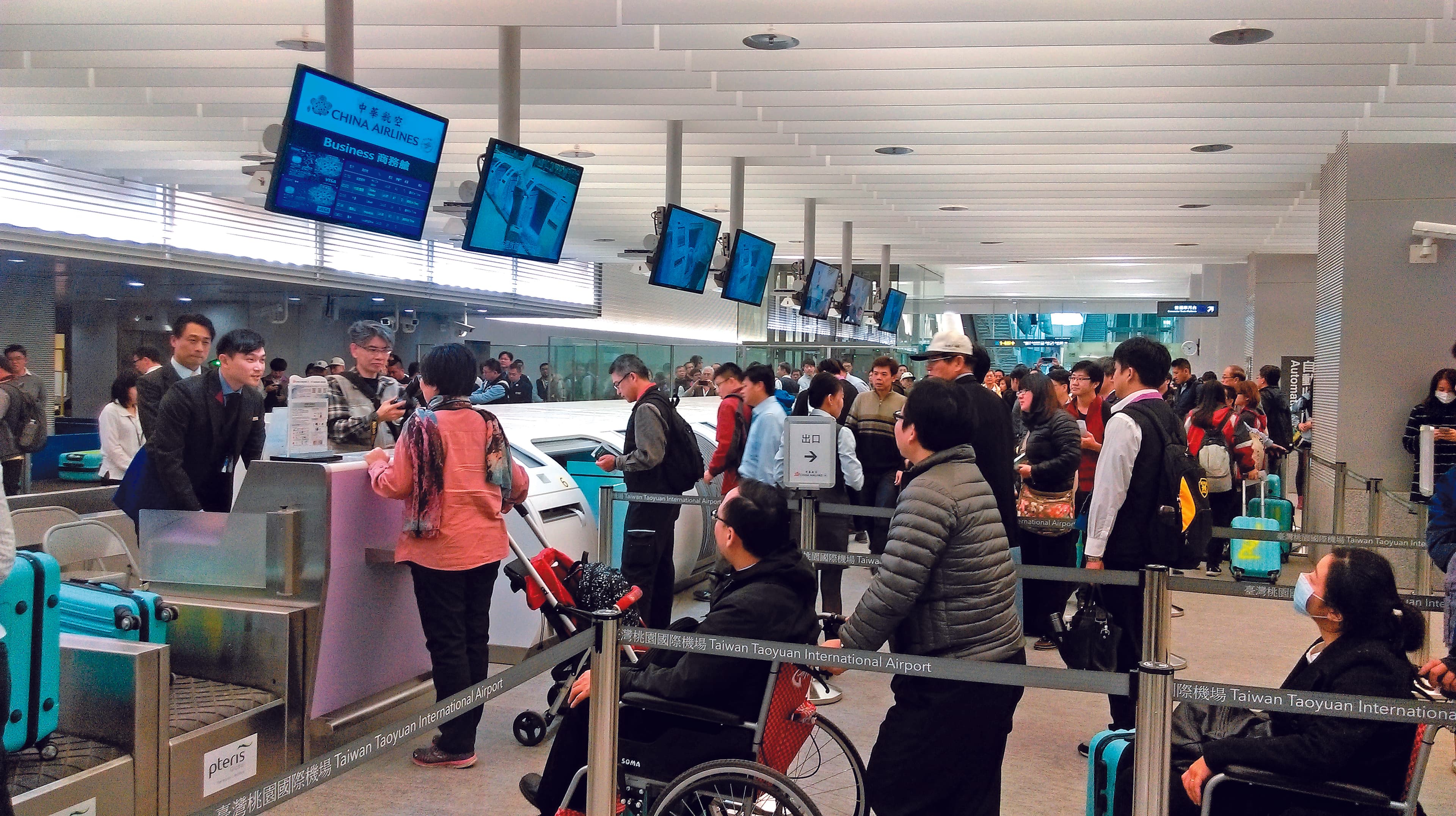 履勘僅模擬100人同時報到與行李託運就很擁擠了,正式營運恐塞爆台北車站。(交通部提供)