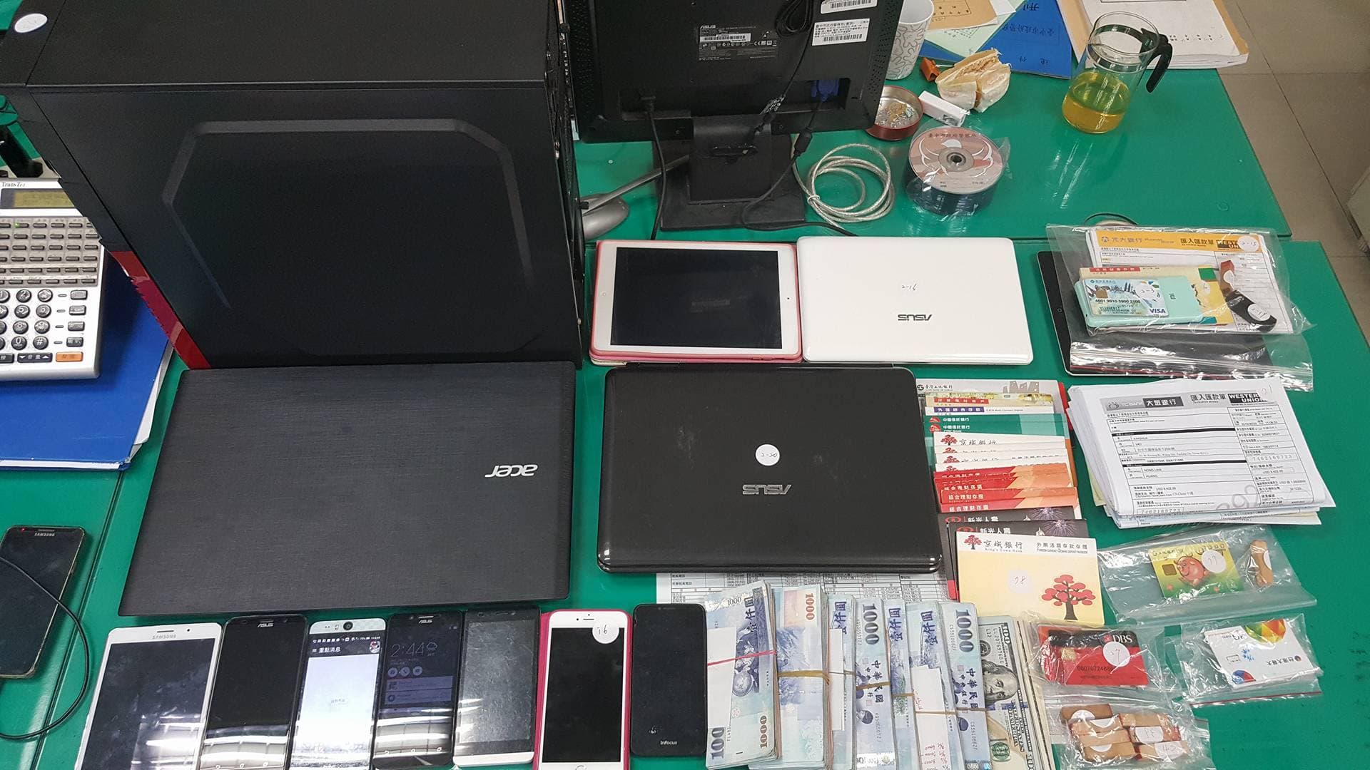 李鵑汝使用多張手機門號,分別詐騙國人和外籍人士。