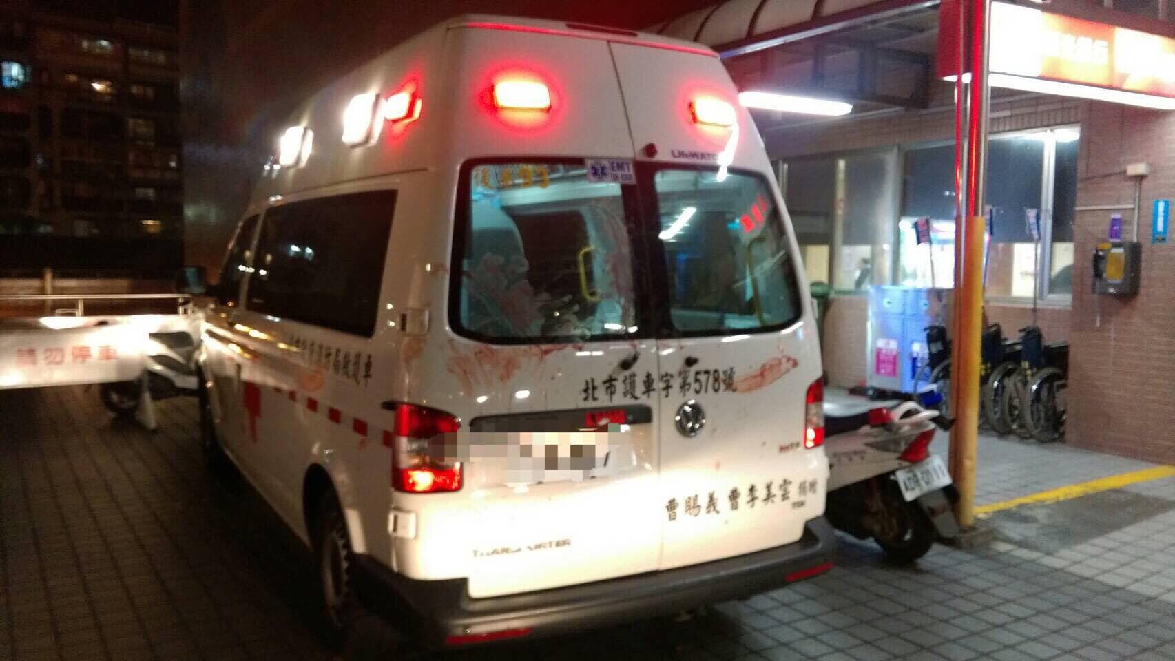 男子拒絕透露自己受傷的原因,且一見救護車就抓狂攻擊,車身滿是血痕。