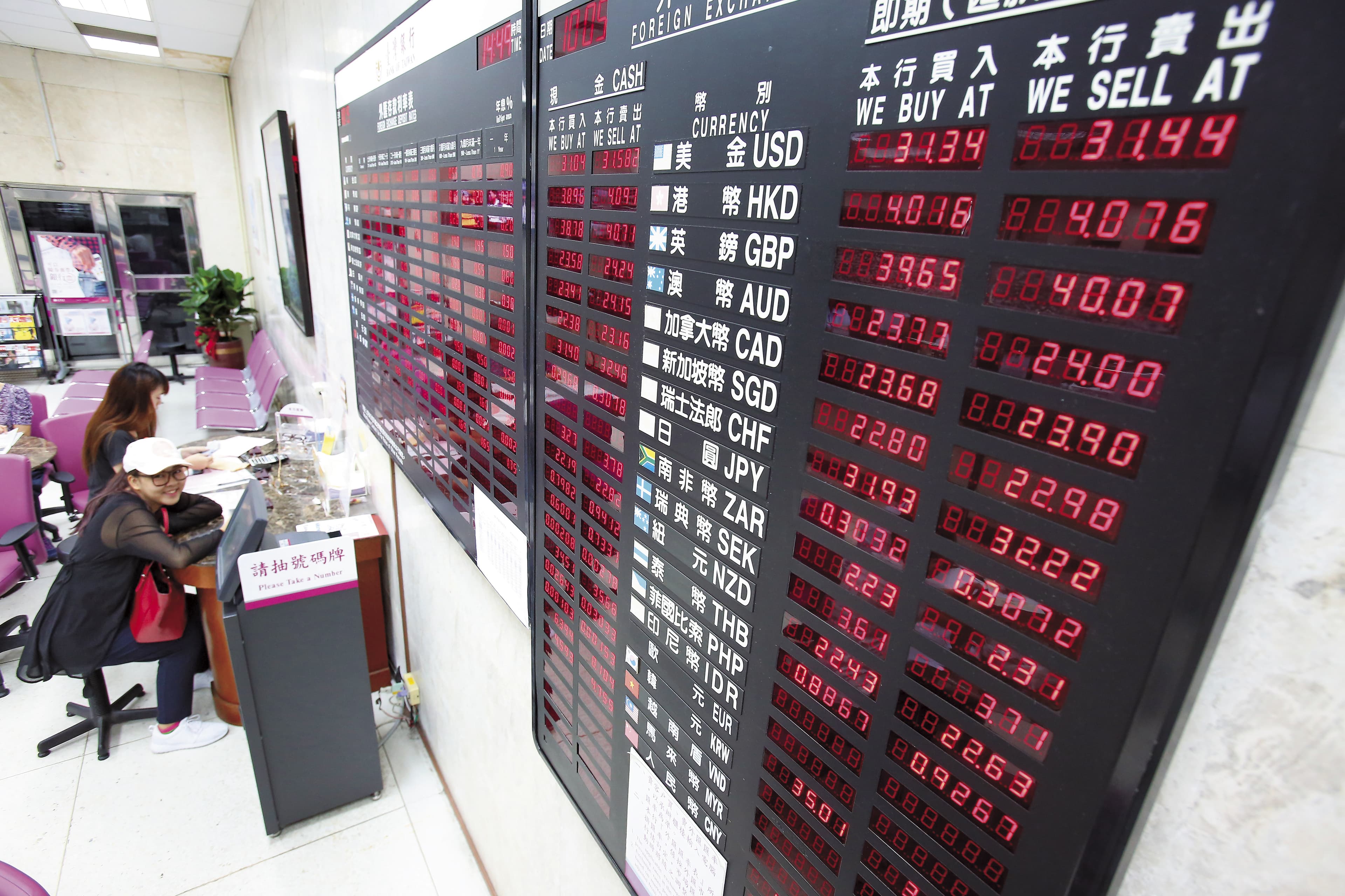 新台幣匯率在元旦過後,一度飆破近6年新高,央行在一面漲聲中出手拉抬匯率,也有穩定通膨的作用。