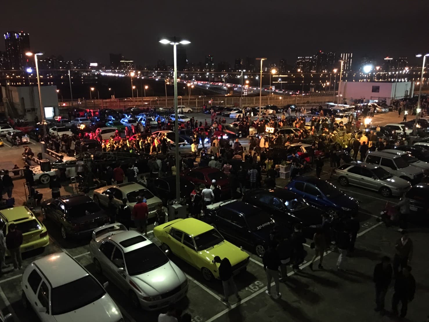 400多輛經典車現身台北西門町洛陽停車場頂樓,人潮加車潮讓片場成了嘉年華。