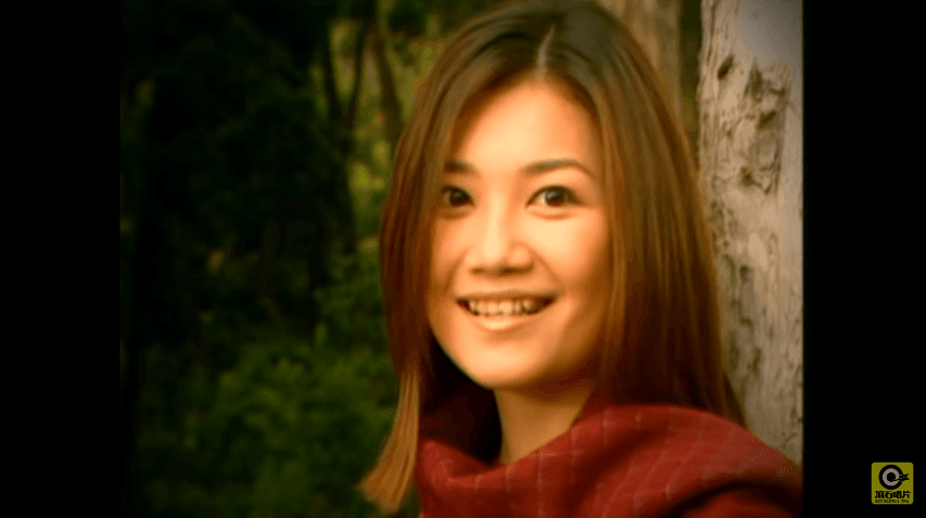 梁靜茹在滾石唱片時期演唱的〈迎春花〉,嗓音清新但MV很像伴唱帶。 (圖/翻攝自網路)