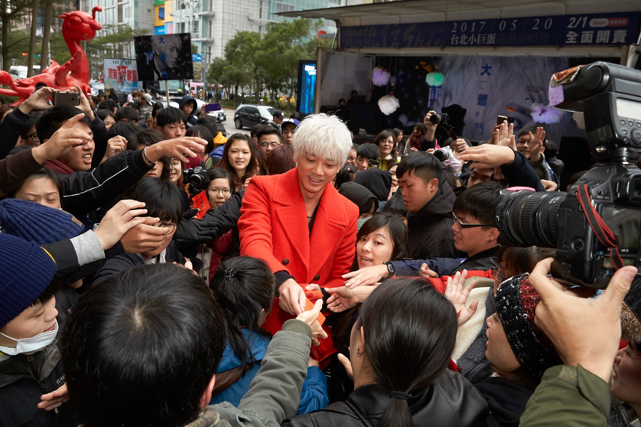信隨機派發紅包,裡頭可是有包錢的喔。