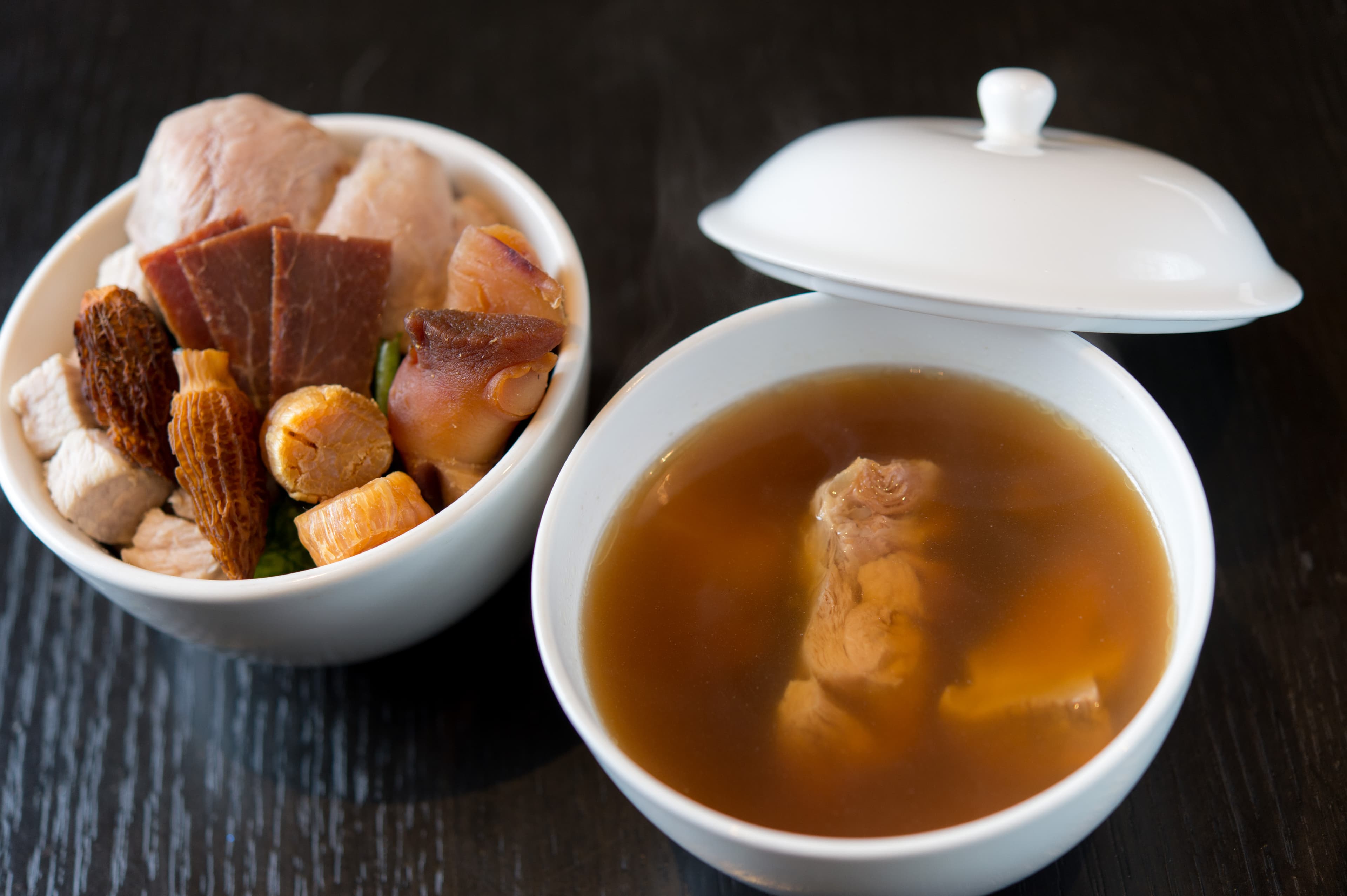 「羊肚菌干貝螺肉」。(10人份春節桌席28,800元菜色)
