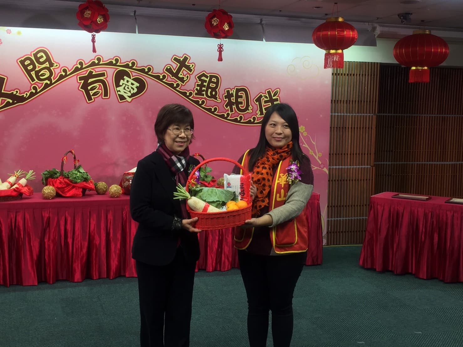 土銀董事長凌忠嫄(左一)出席人間有愛土銀相伴的公益活動,土銀採購農產品贈與十三個社福團體。